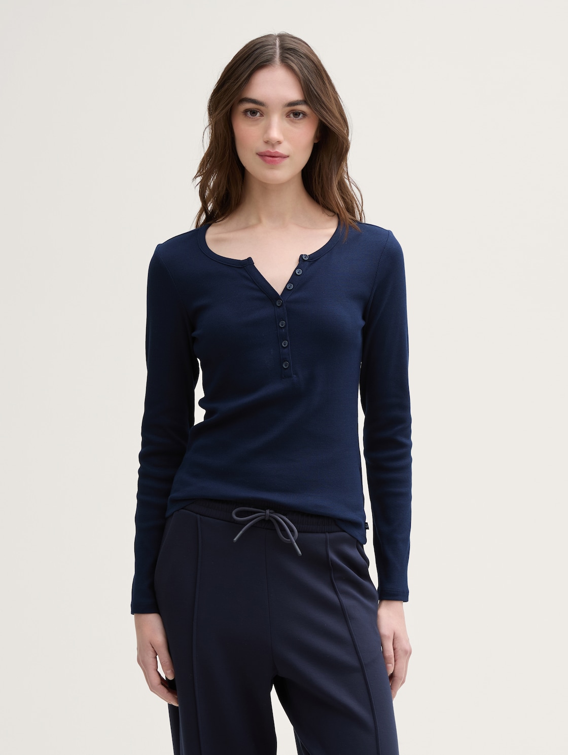 Slim Fit Henley Langarmshirt - sky captain blue - Ausschnitt Model-Vorderansicht