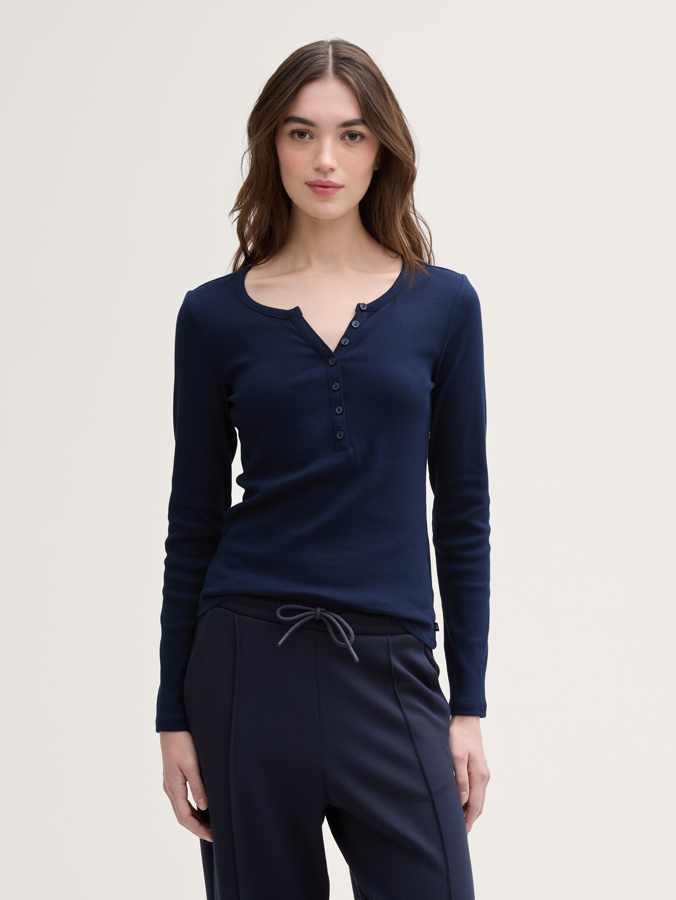 Slim Fit Henley Langarmshirt - sky captain blue - Ausschnitt Model-Vorderansicht