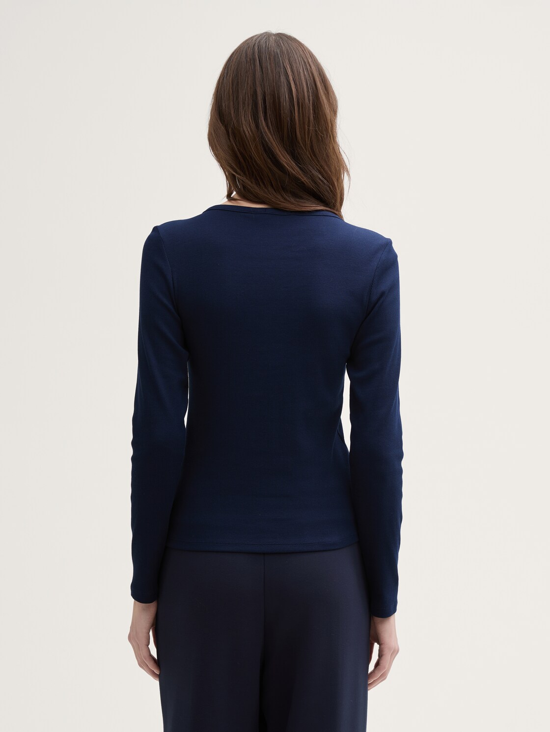 Slim Fit Henley Langarmshirt - sky captain blue - Auschnitt Model-Rückansicht