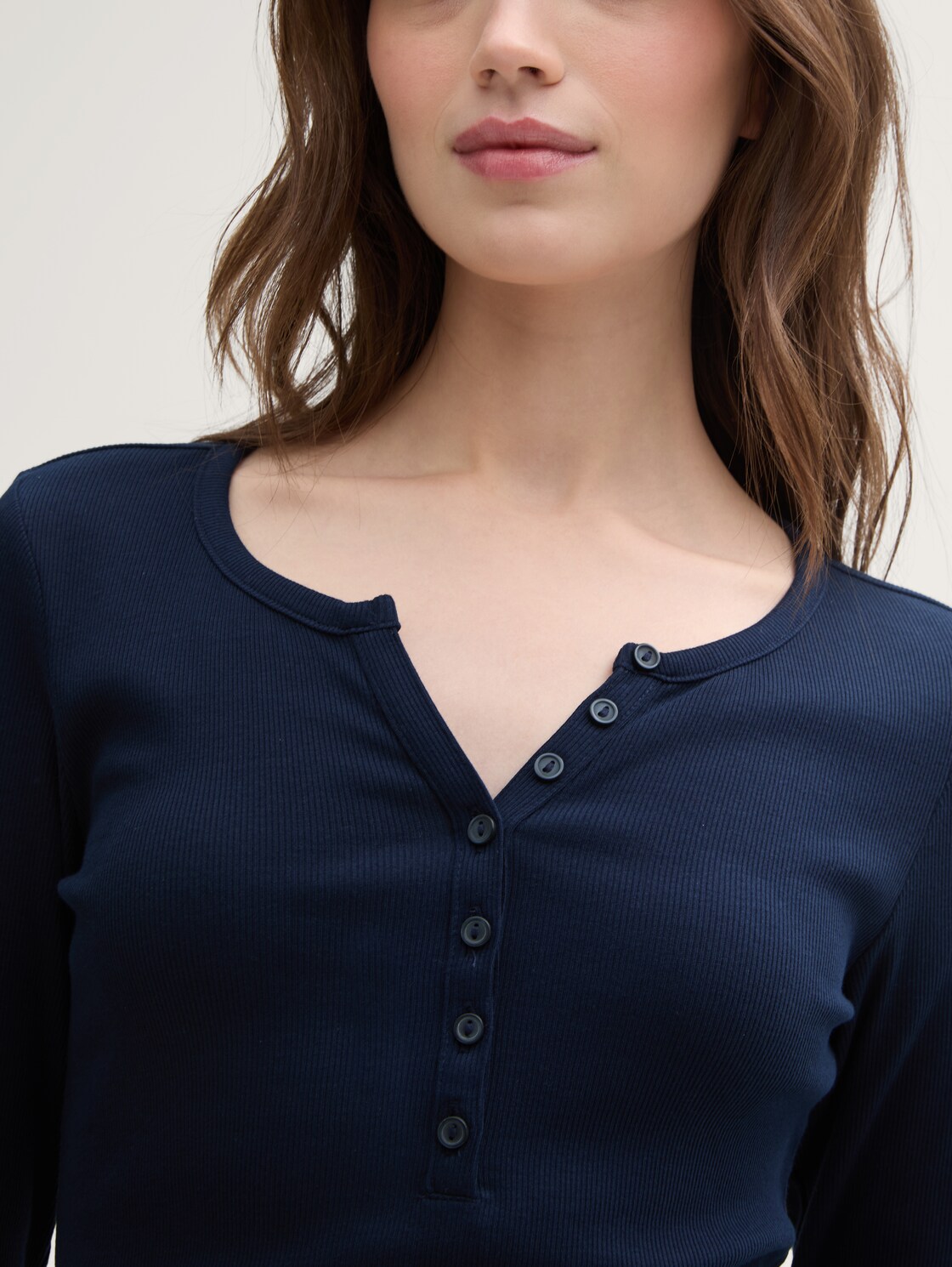 Slim Fit Henley Langarmshirt - sky captain blue - Detail-Model-Ansicht