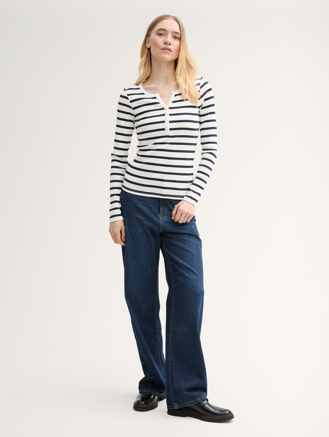 Slim Fit Henley Langarmshirt - white navy stripe - Model-Vorderansicht