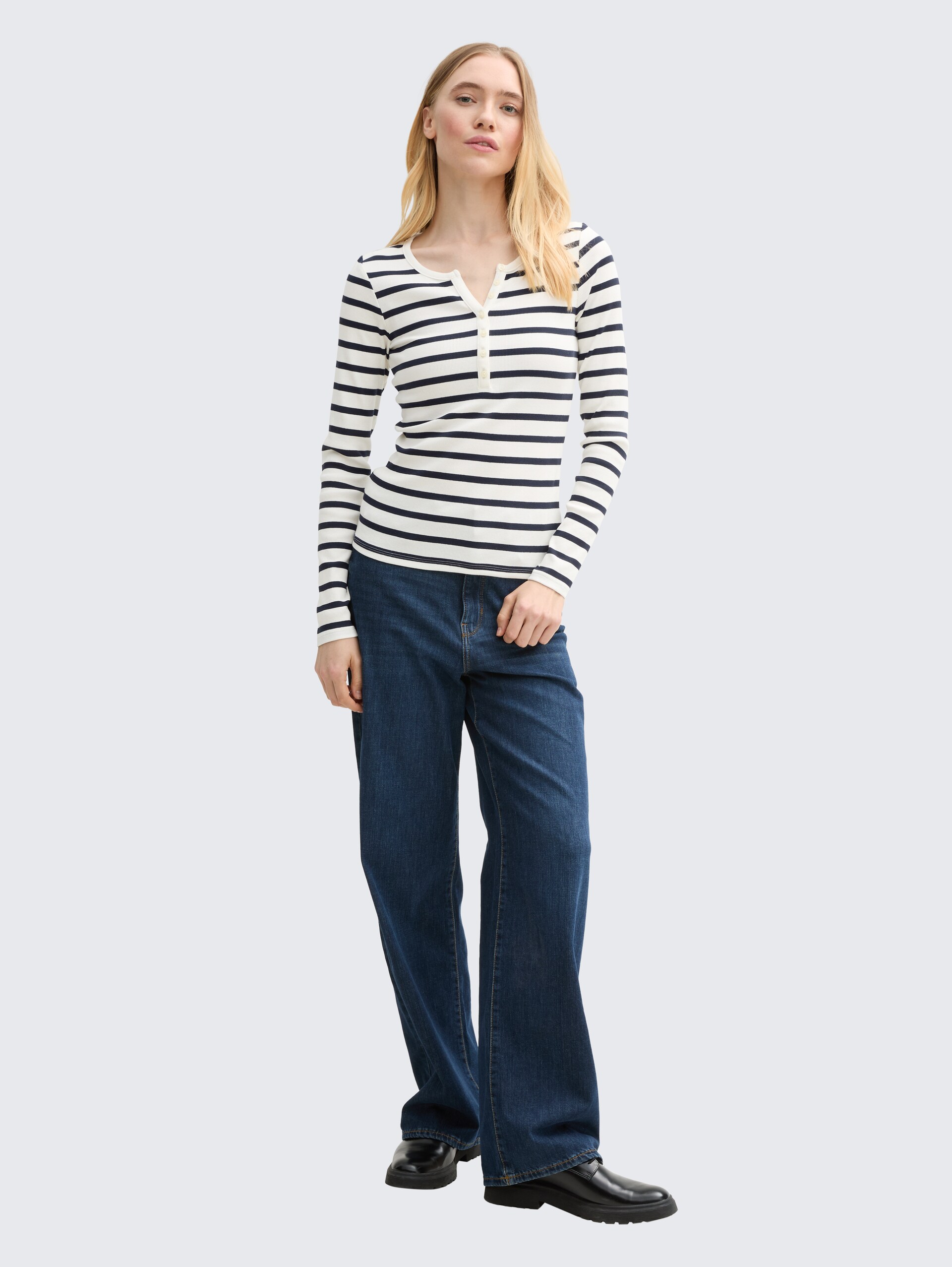 Slim Fit Henley Langarmshirt - white navy stripe - Model-Vorderansicht