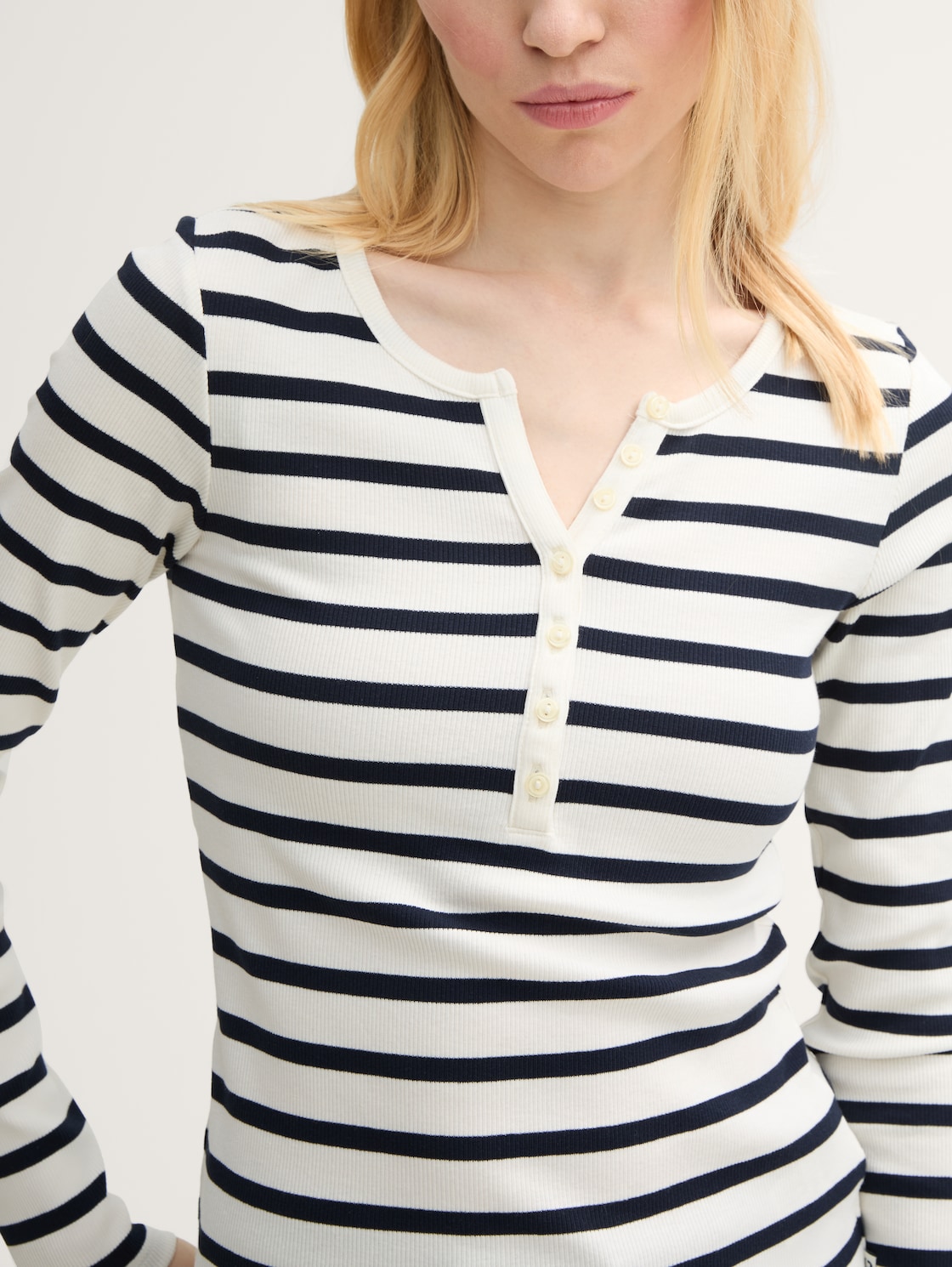 Slim Fit Henley Langarmshirt - white navy stripe - Detail-Model-Ansicht