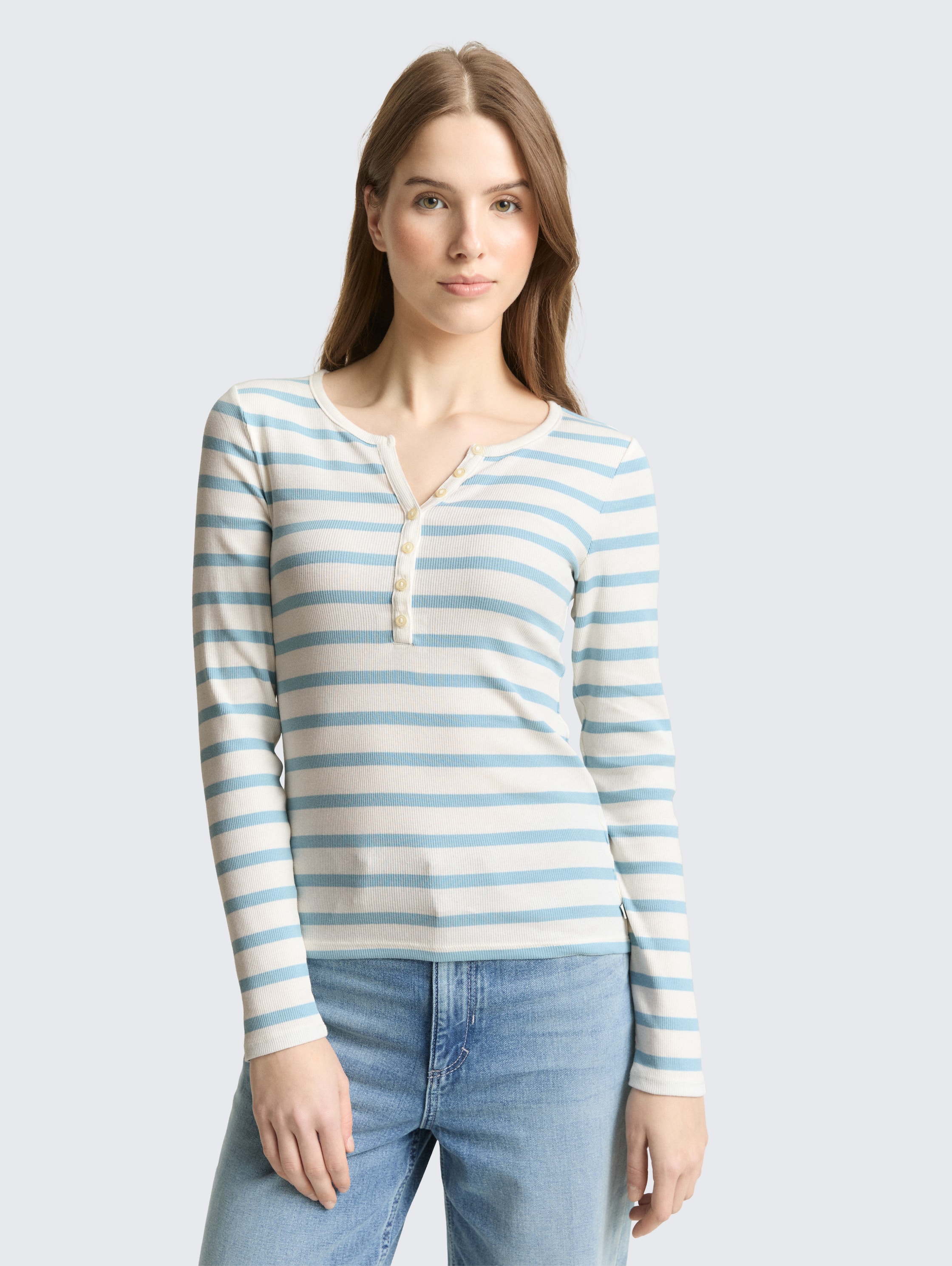 Slim Fit Henley Langarmshirt - calm blue white stripe - Ausschnitt Model-Vorderansicht