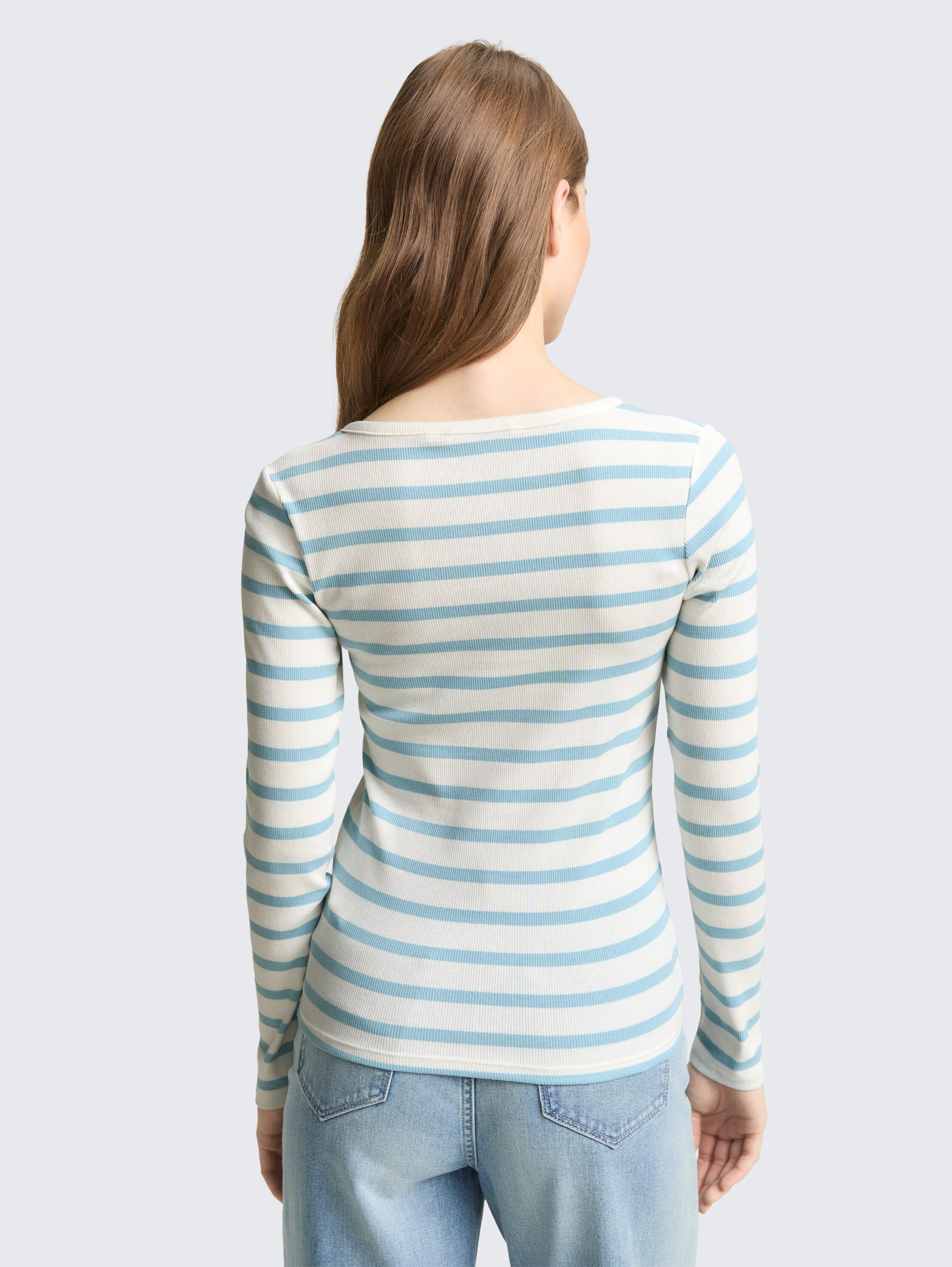 Slim Fit Henley Langarmshirt - calm blue white stripe - Auschnitt Model-Rückansicht