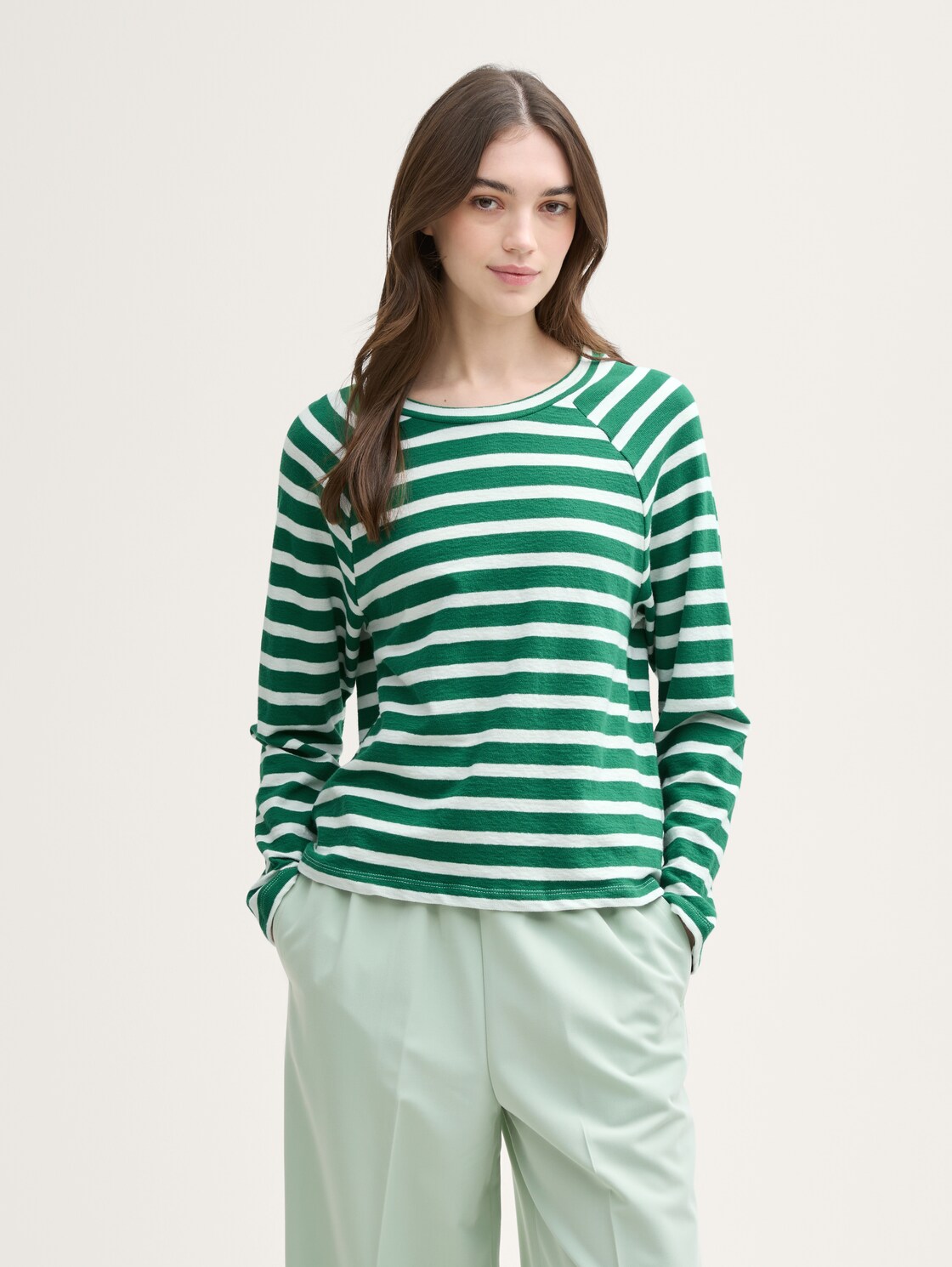 Boxy Fit Langarmshirt mit Knopf-Details - green white stripe - Ausschnitt Model-Vorderansicht