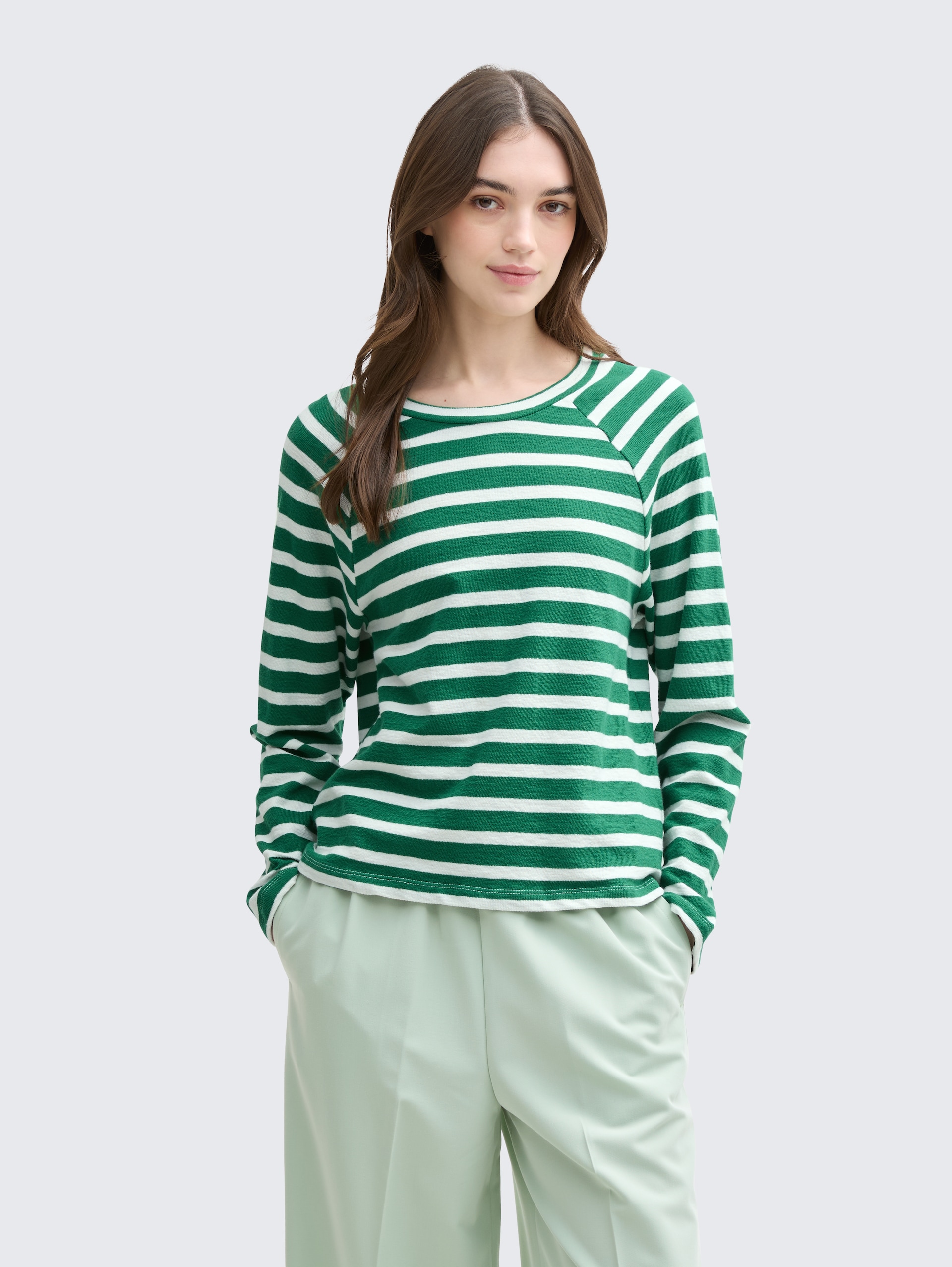 Boxy Fit Langarmshirt mit Knopf-Details - green white stripe - Ausschnitt Model-Vorderansicht
