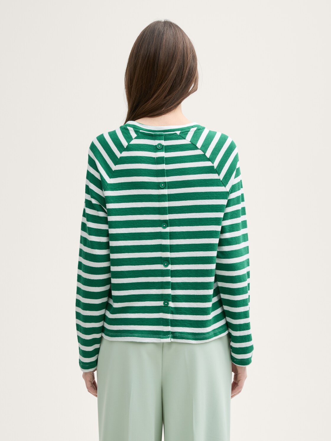 Boxy Fit Langarmshirt mit Knopf-Details - green white stripe - Auschnitt Model-Rückansicht
