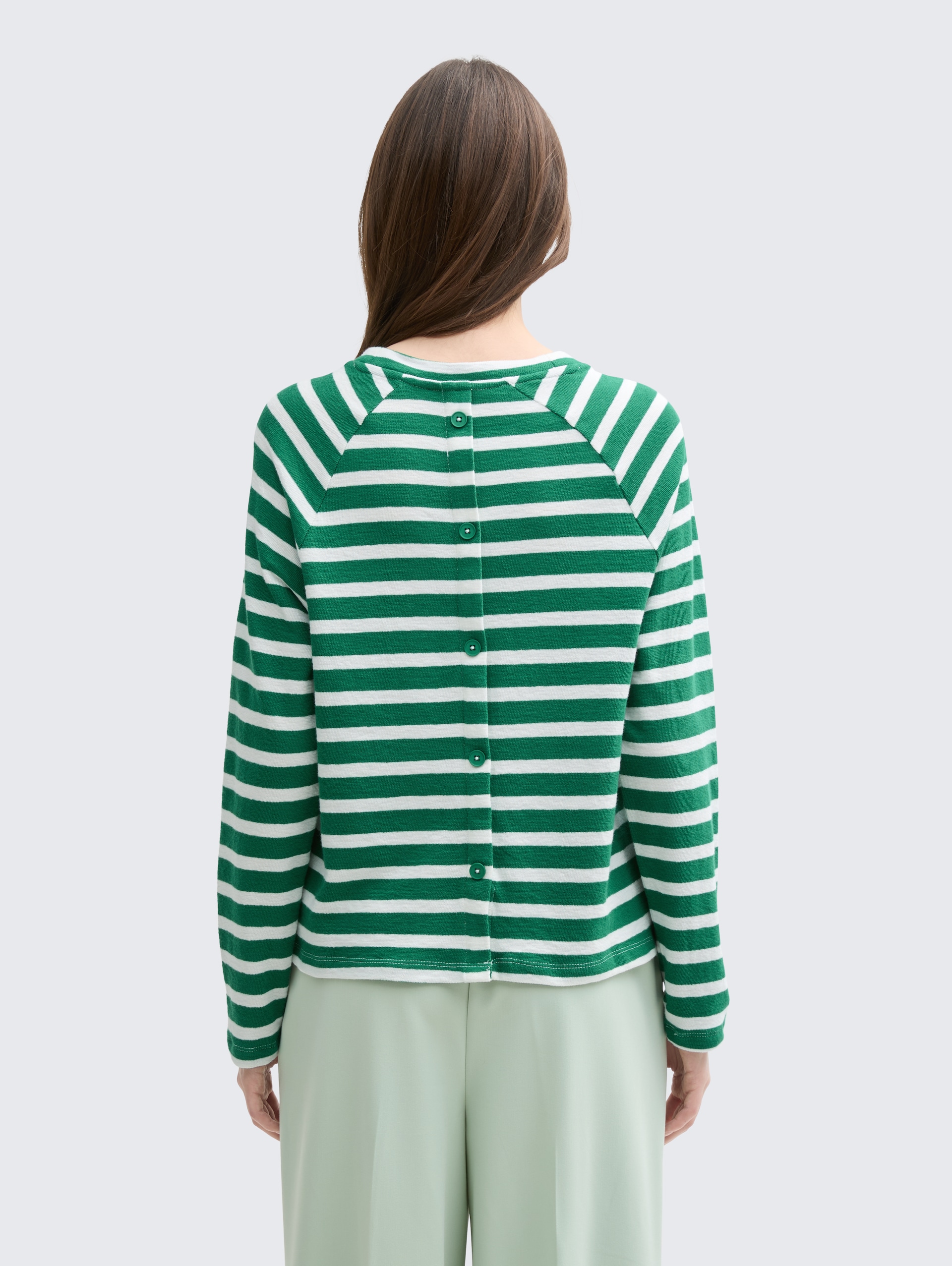 Boxy Fit Langarmshirt mit Knopf-Details - green white stripe - Auschnitt Model-Rückansicht