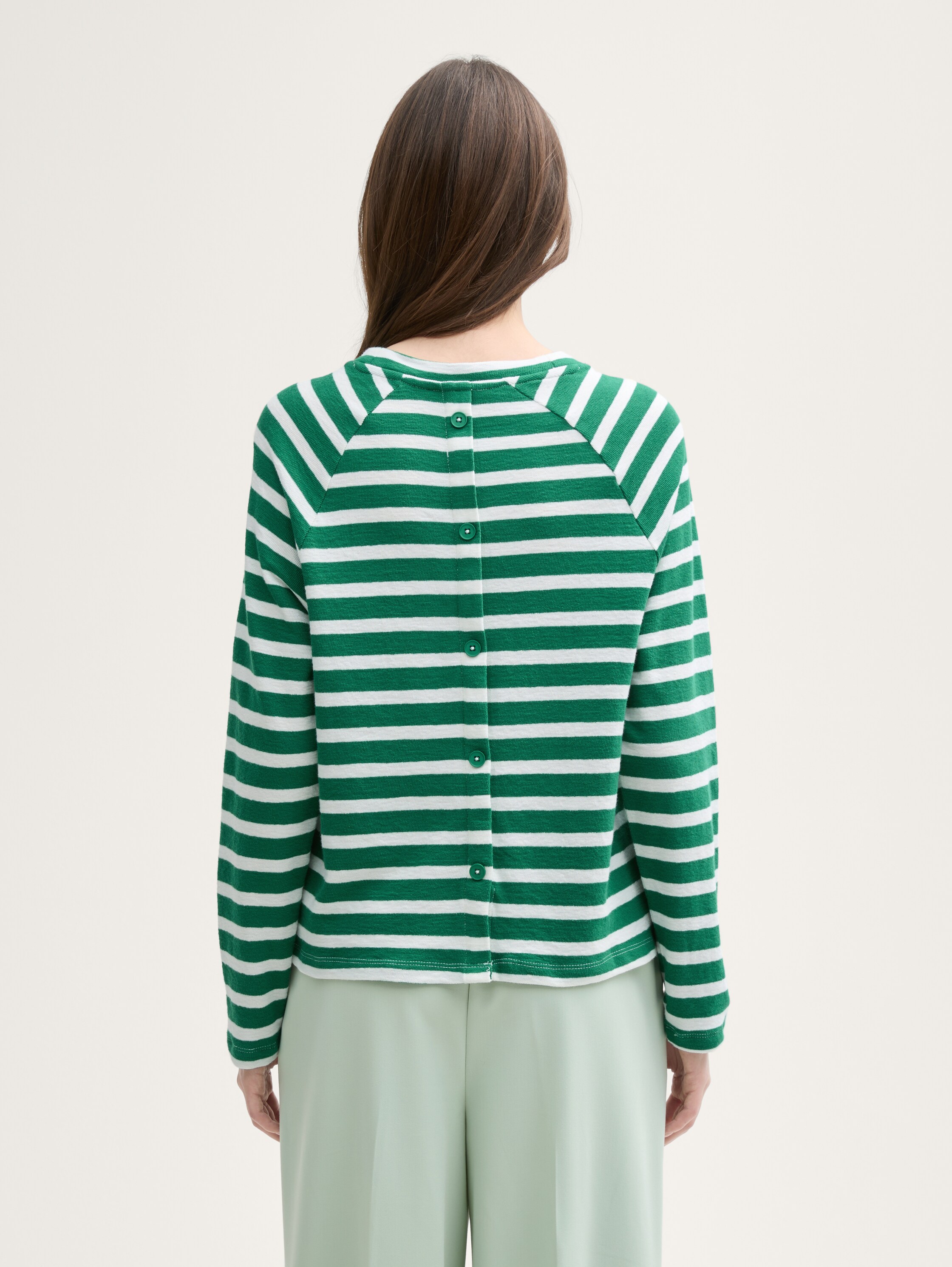 Boxy Fit Langarmshirt mit Knopf-Details - green_white_stripe_1 - 