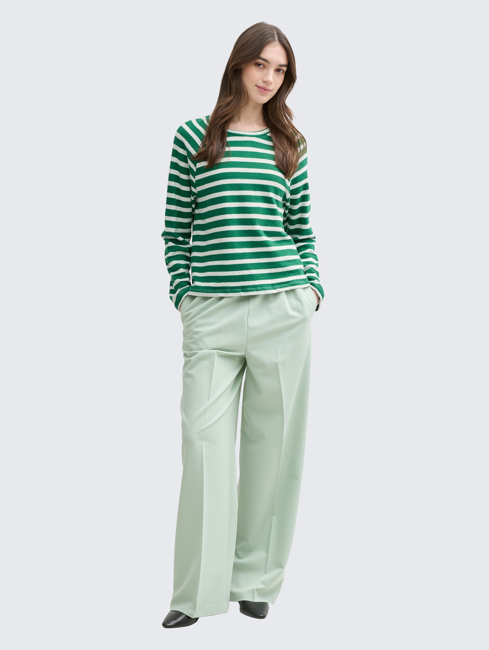 Boxy Fit Langarmshirt mit Knopf-Details - green white stripe - Model-Vorderansicht