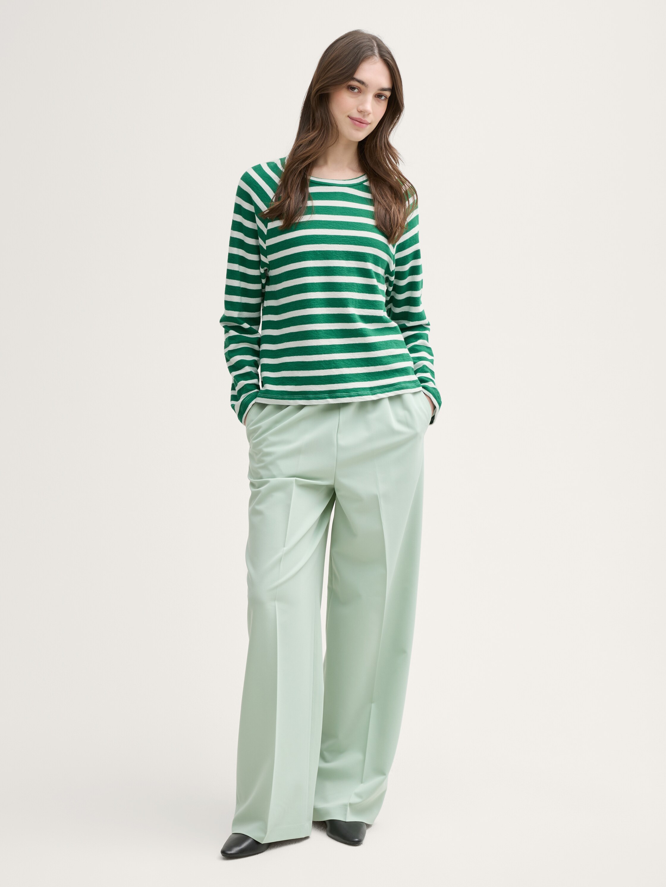 Boxy Fit Langarmshirt mit Knopf-Details - green_white_stripe_1 - 