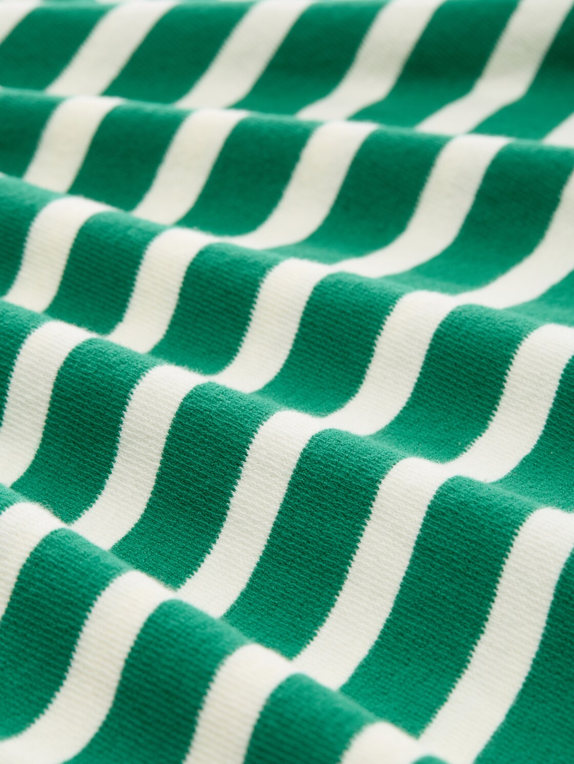 Boxy Fit Langarmshirt mit Knopf-Details - green white stripe - Material-Ansicht