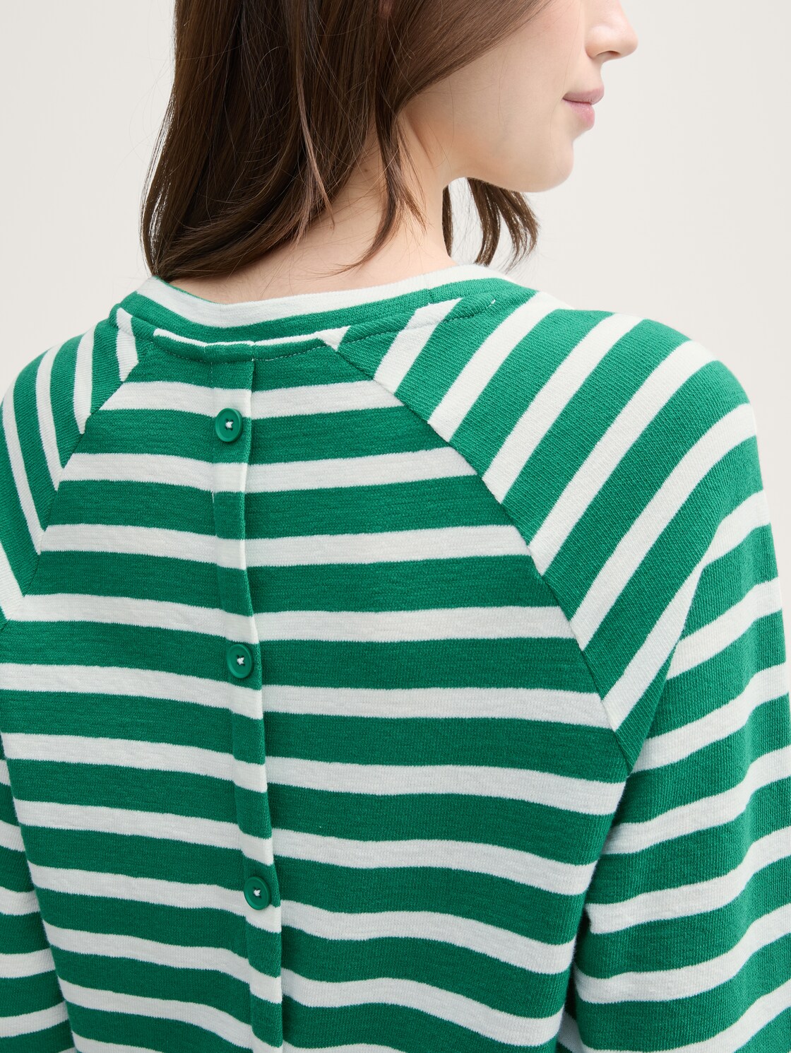 Boxy Fit Langarmshirt mit Knopf-Details - green white stripe - Detail-Model-Ansicht