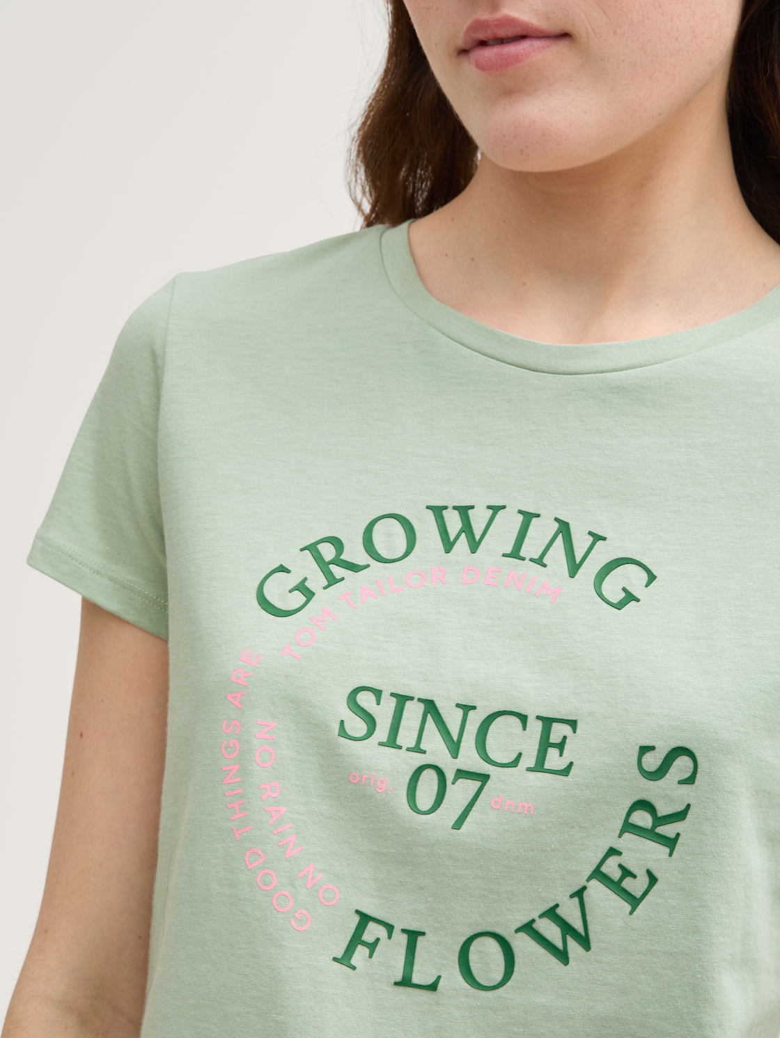 T-Shirt mit Print - Fresh Mint Green - Detail-Model-Ansicht