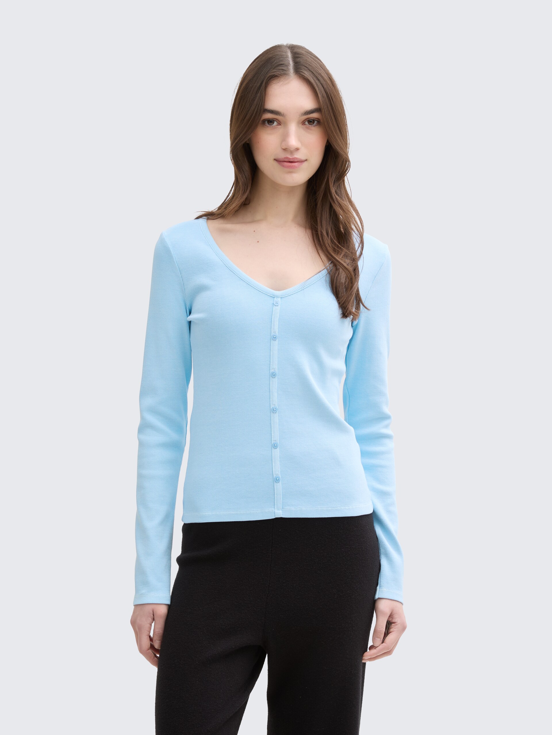 Langarmshirt mit Deko-Knopfleiste - dusty sky blue - Ausschnitt Model-Vorderansicht