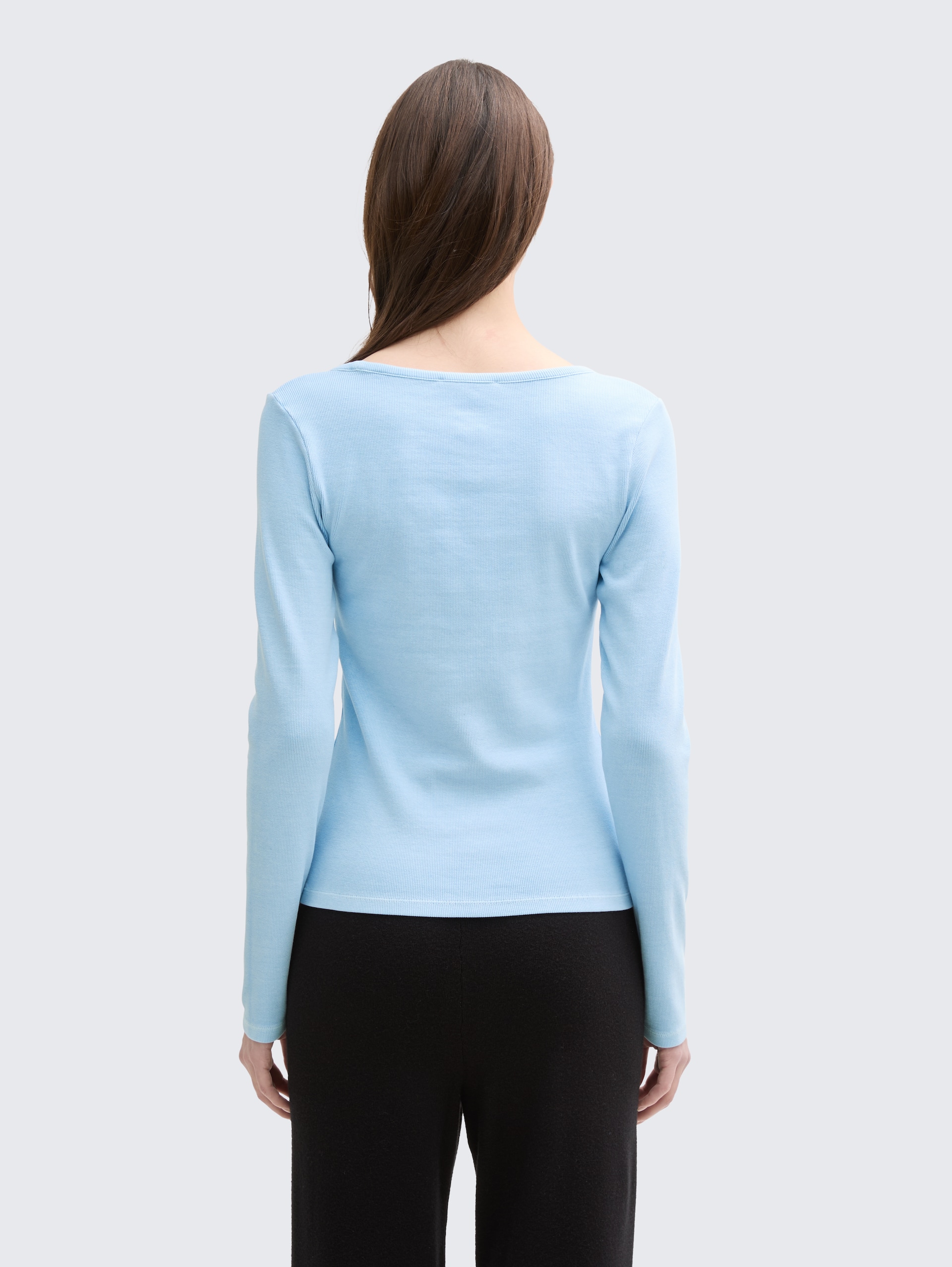 Langarmshirt mit Deko-Knopfleiste - dusty sky blue - Auschnitt Model-Rückansicht