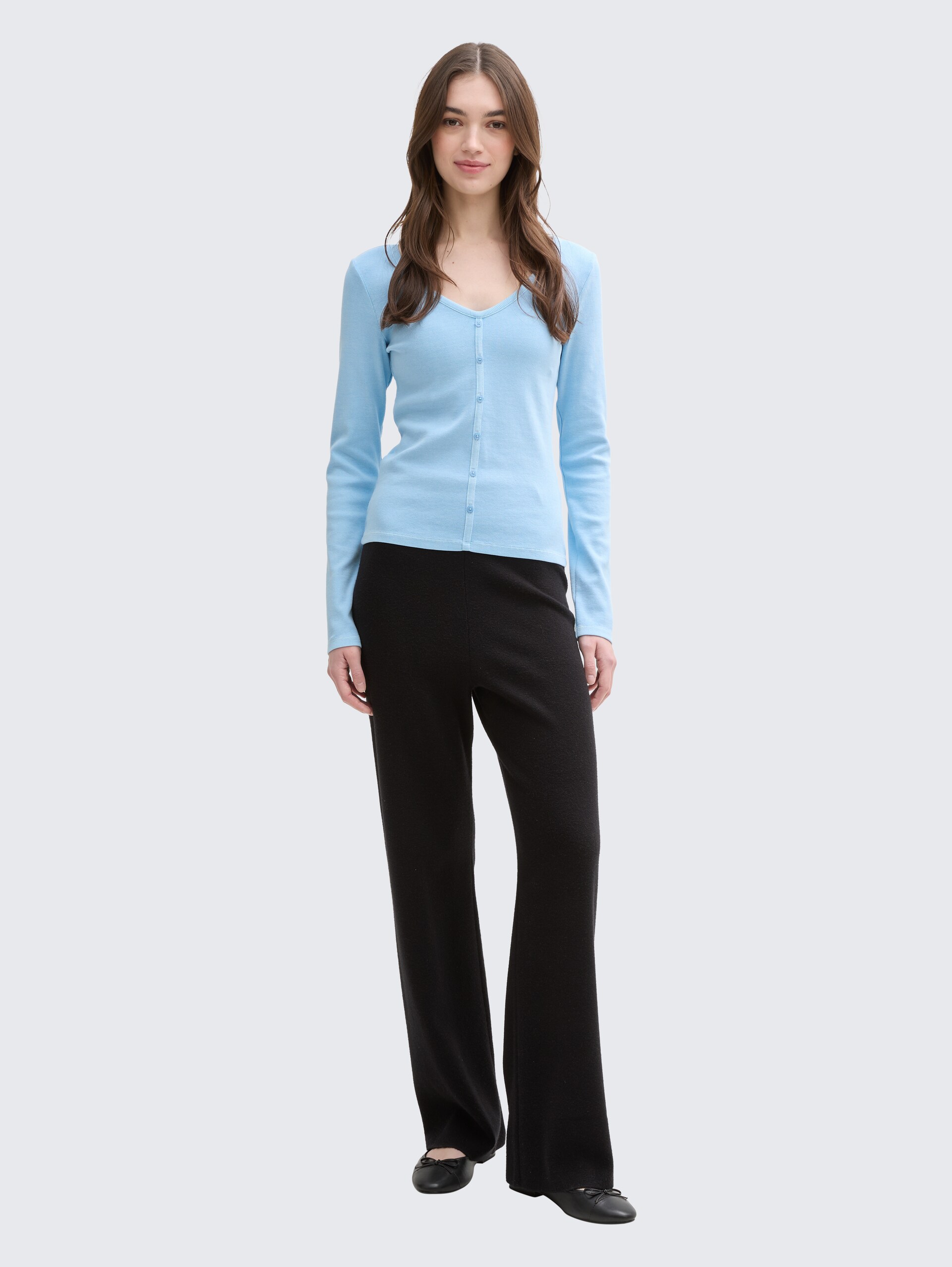 Langarmshirt mit Deko-Knopfleiste - dusty sky blue - Model-Vorderansicht