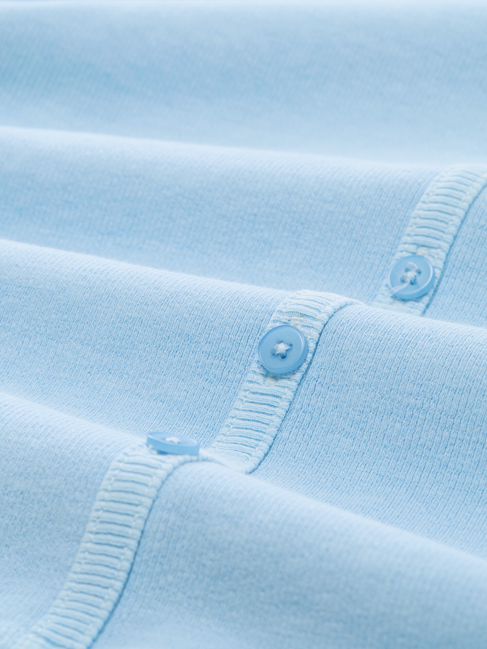 Langarmshirt mit Deko-Knopfleiste - dusty sky blue - Material-Ansicht