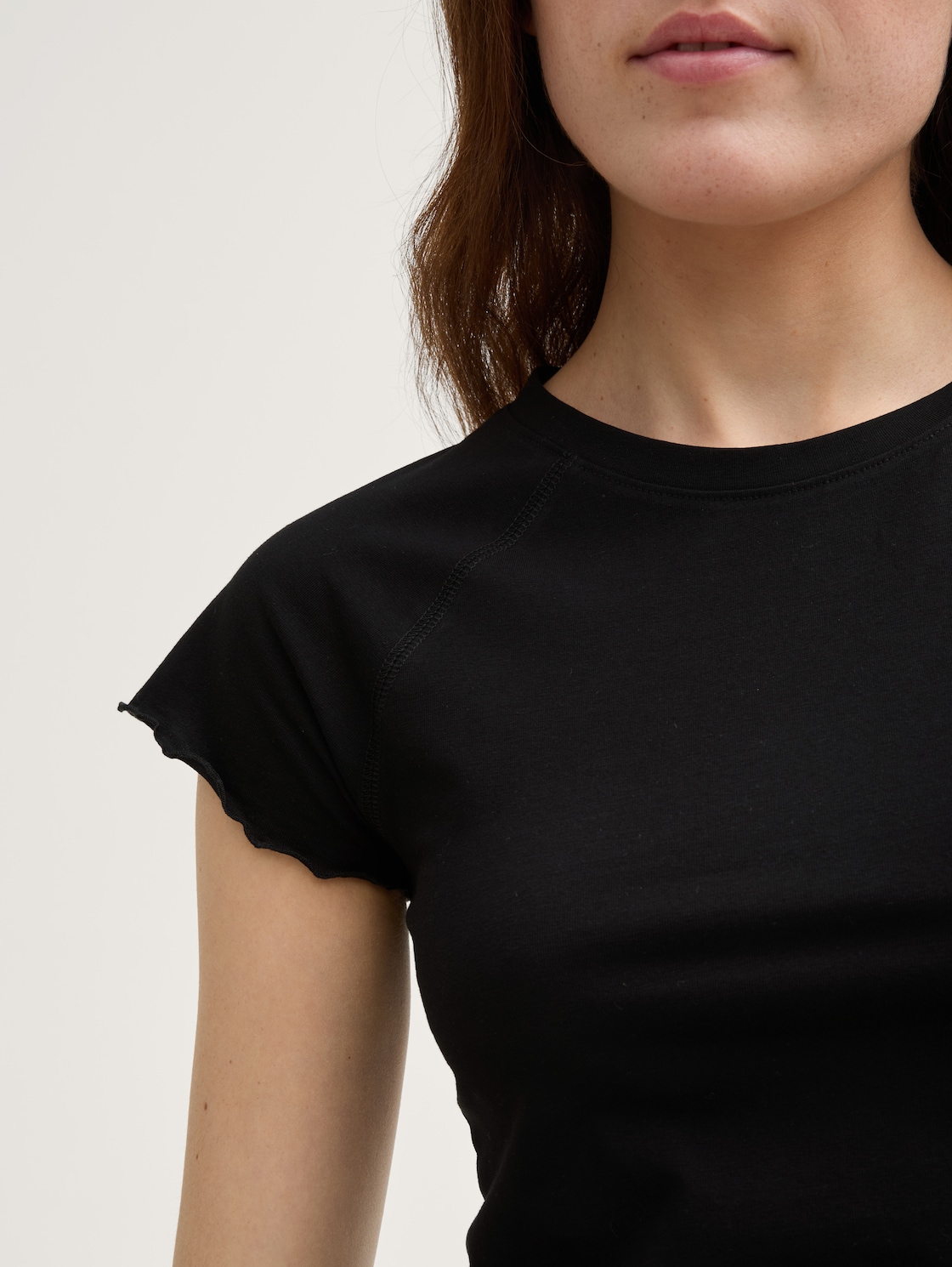 Slim Fit Raglan T-Shirt - deep black - Detail-Model-Ansicht