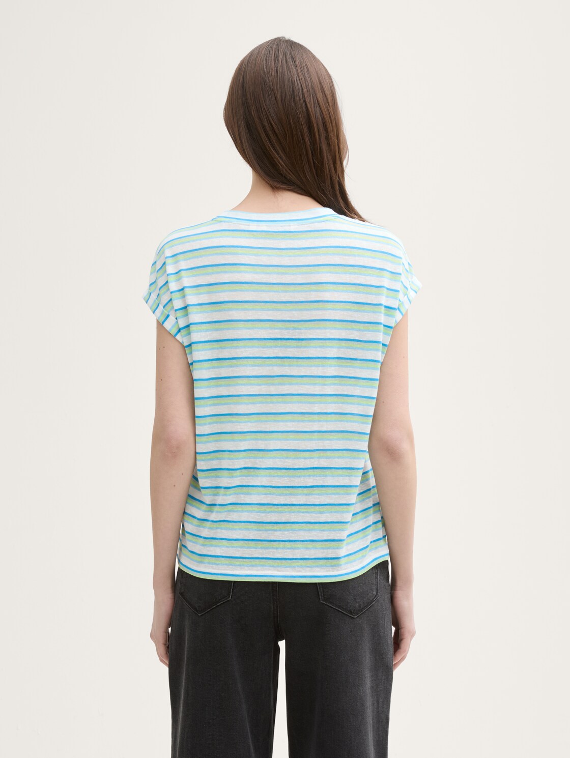 T-Shirt mit Streifenmuster - light multicolor stripe - Auschnitt Model-Rückansicht