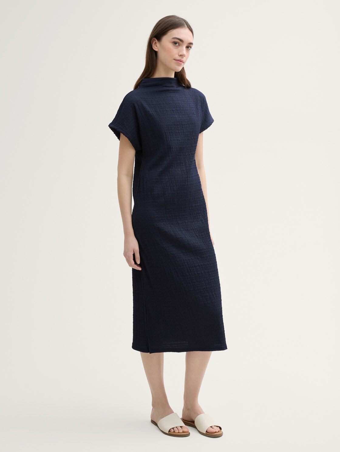 Midi-Kleid mit Stehkragen - sky captain blue - seitliche Model-Ansicht
