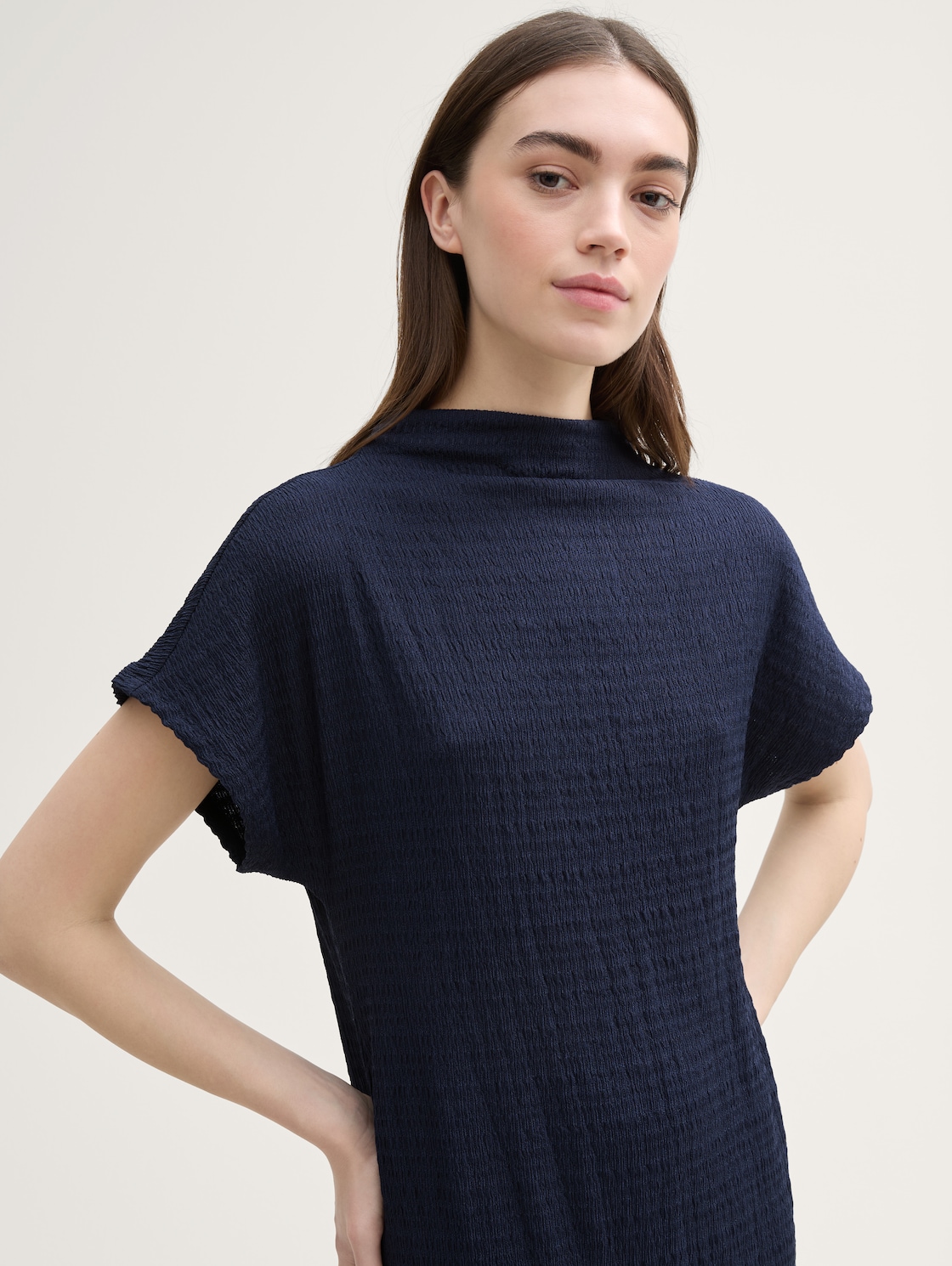 Midi-Kleid mit Stehkragen - sky captain blue - Detail-Model-Ansicht