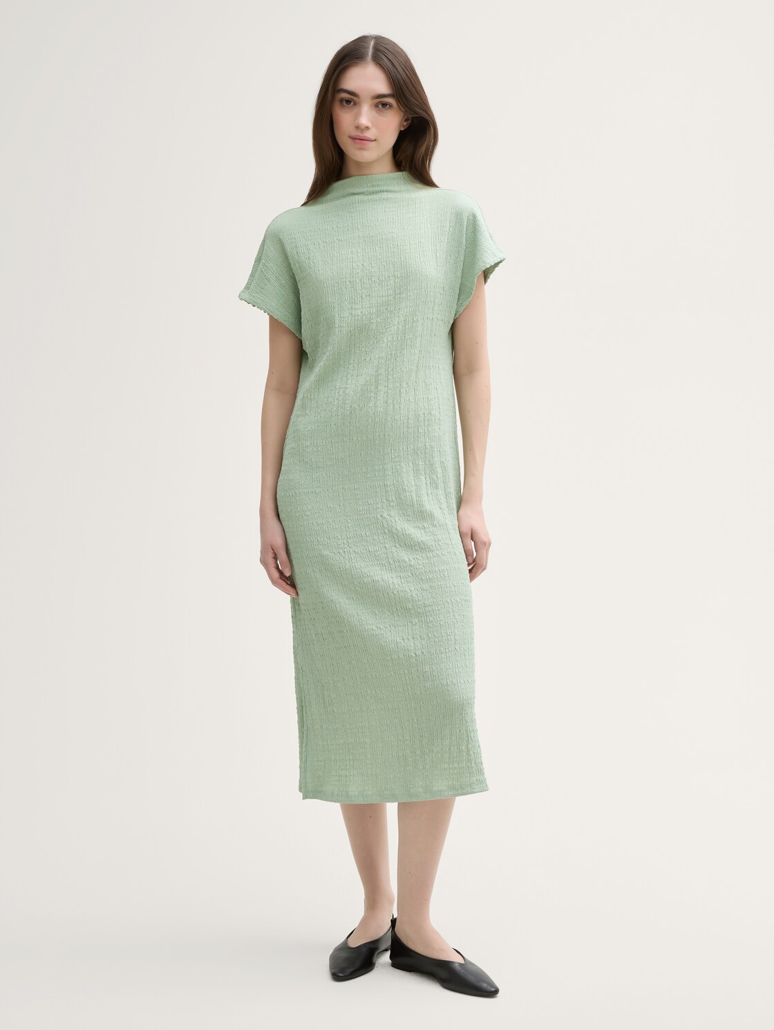 Midi-Kleid mit Stehkragen - Fresh Mint Green - Model-Vorderansicht