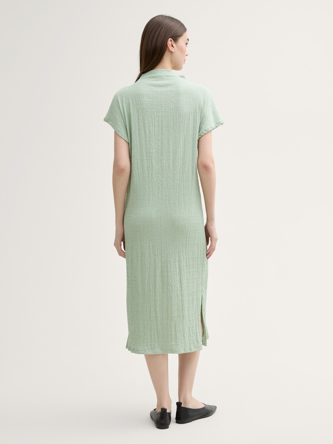 Midi-Kleid mit Stehkragen - Fresh Mint Green - Model-Rückansicht