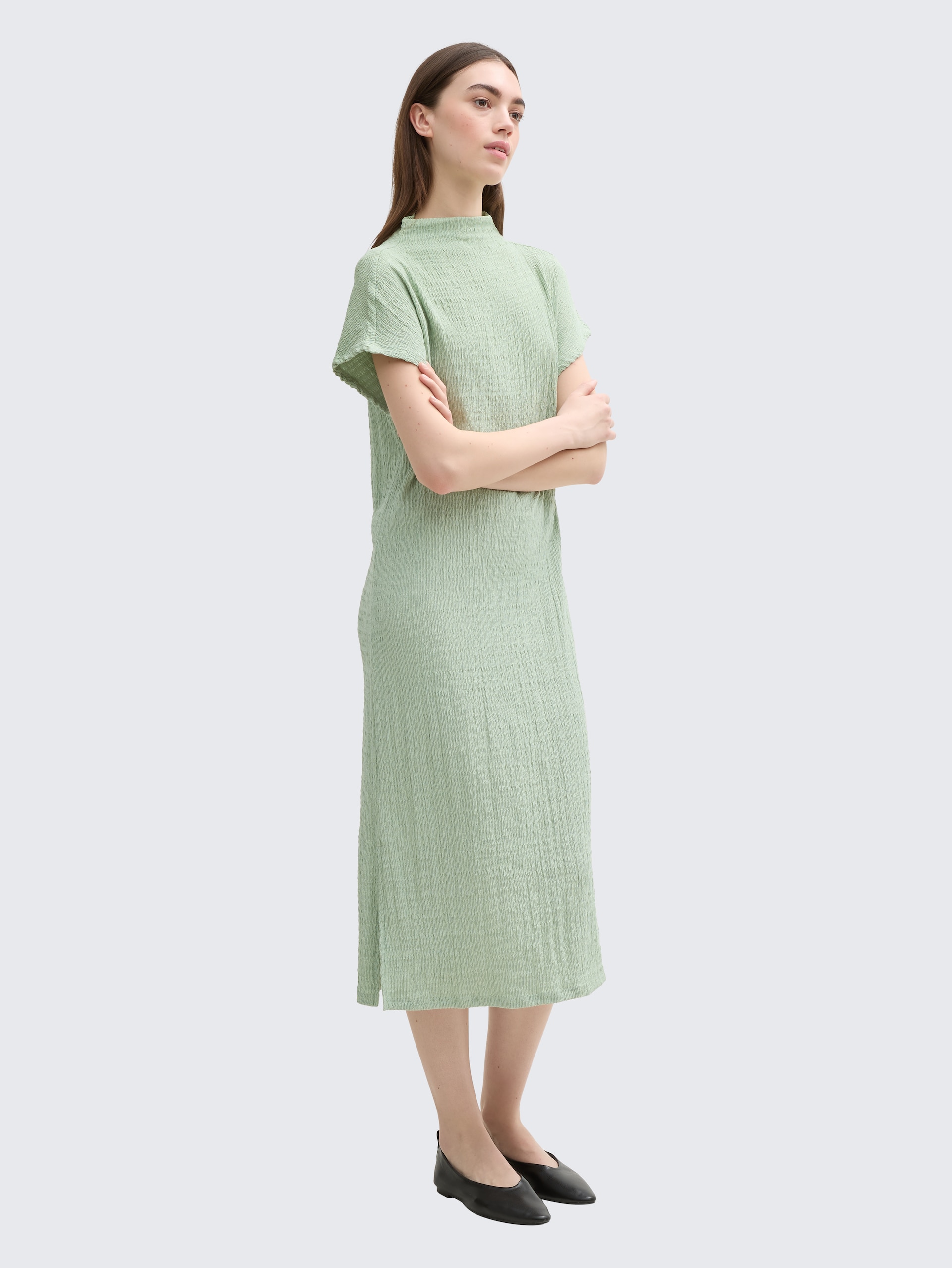 Midi-Kleid mit Stehkragen - Fresh Mint Green - seitliche Model-Ansicht