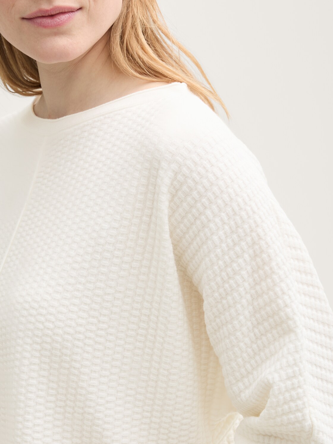 Loose Fit Strickpullover - Whisper White - Detail-Model-Ansicht