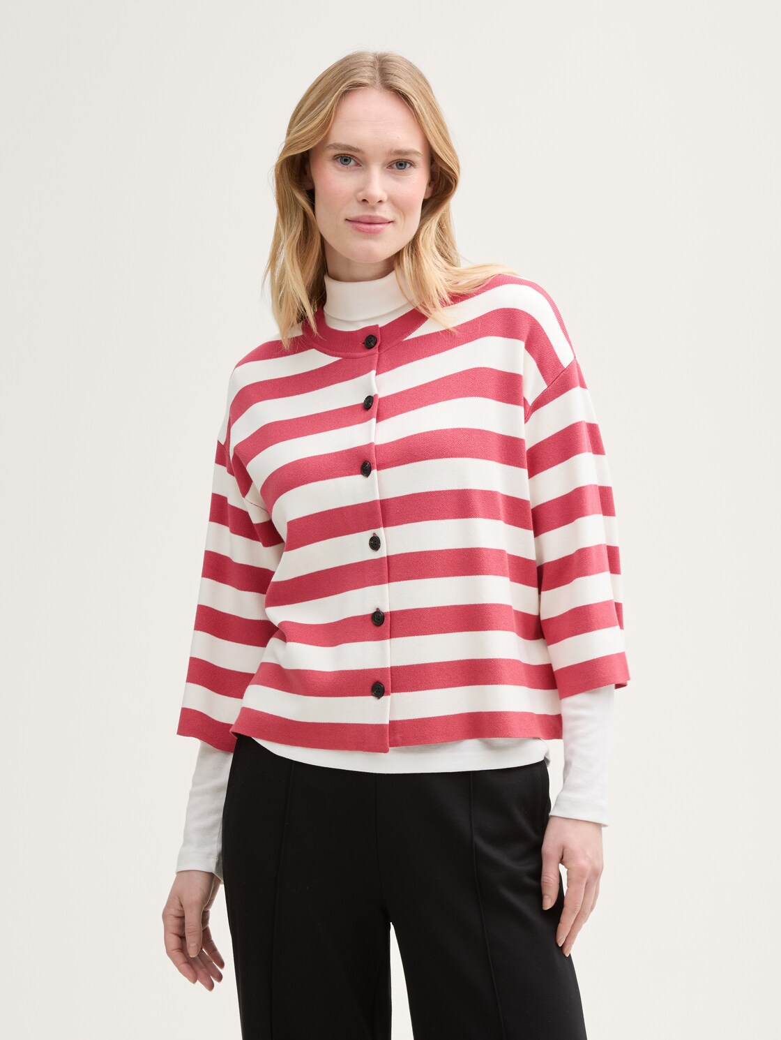 Cardigan mit Streifenmuster - red offwhite block stripe - Ausschnitt Model-Vorderansicht