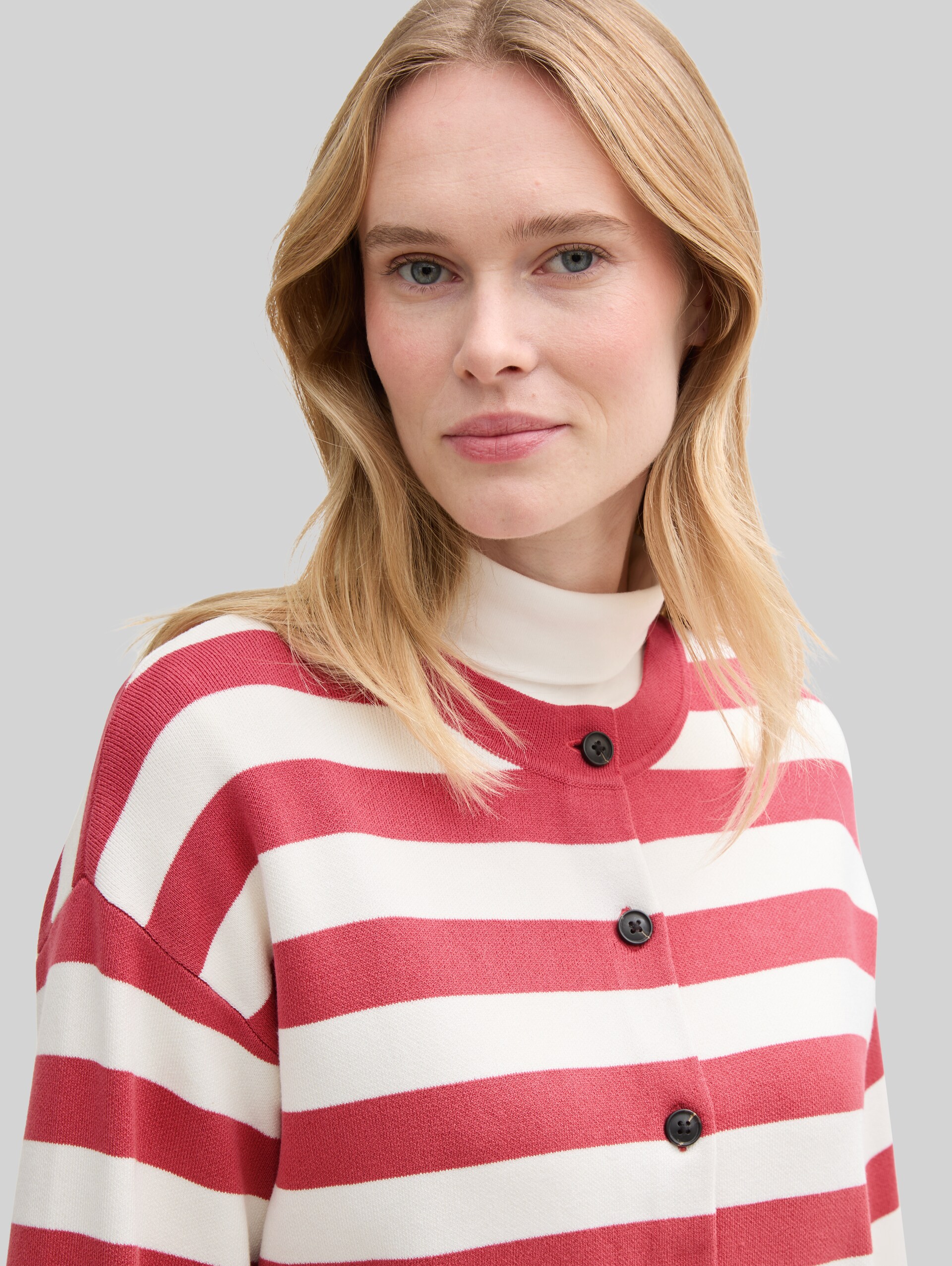 Cardigan with stripe pattern - red offwhite block stripe - Detail model view
