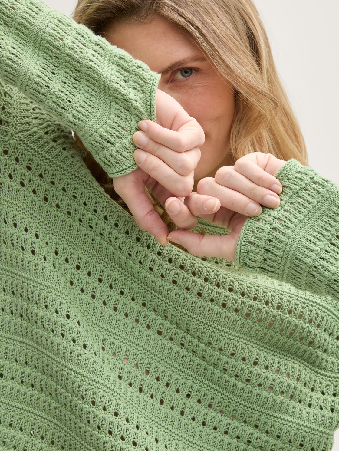 Strickpullover aus Bio-Baumwolle - true green - Detail-Model-Ansicht