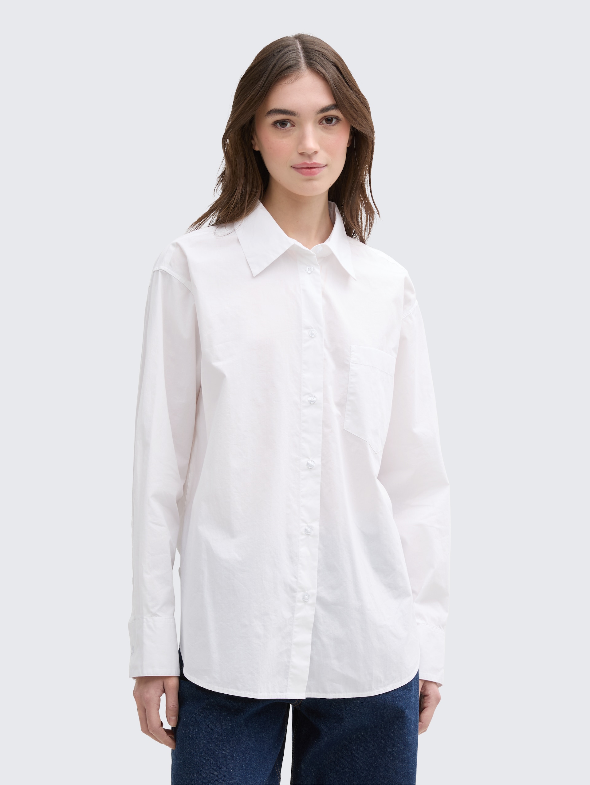 Oversize Hemdbluse mit Brusttasche - White - Ausschnitt Model-Vorderansicht