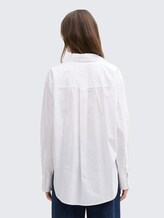 Oversize Hemdbluse mit Brusttasche - White - Auschnitt Model-Rückansicht
