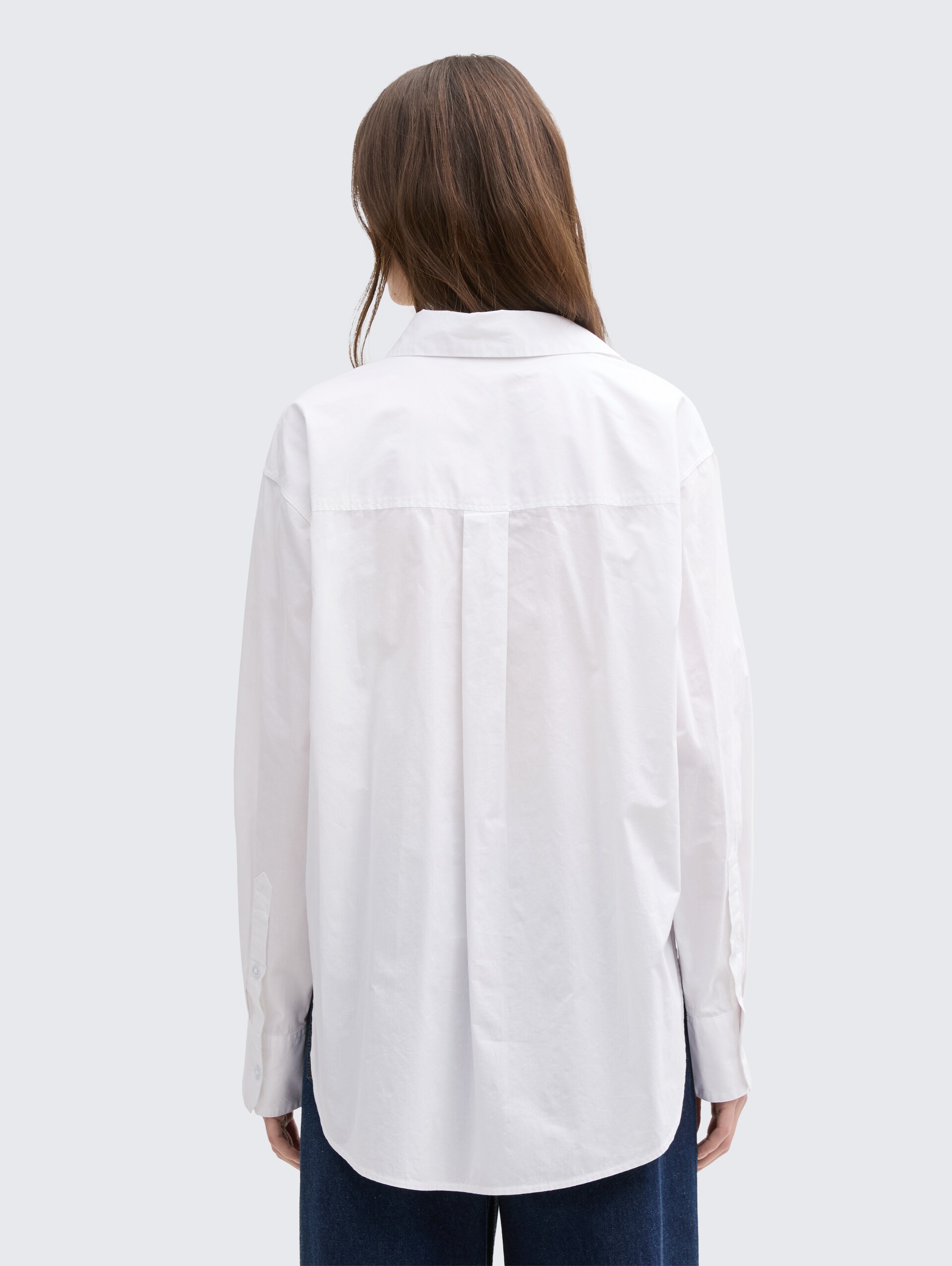 Oversize Hemdbluse mit Brusttasche - White - Auschnitt Model-Rückansicht
