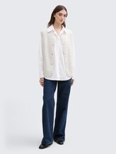 Oversize Hemdbluse mit Brusttasche - White - Model-Vorderansicht