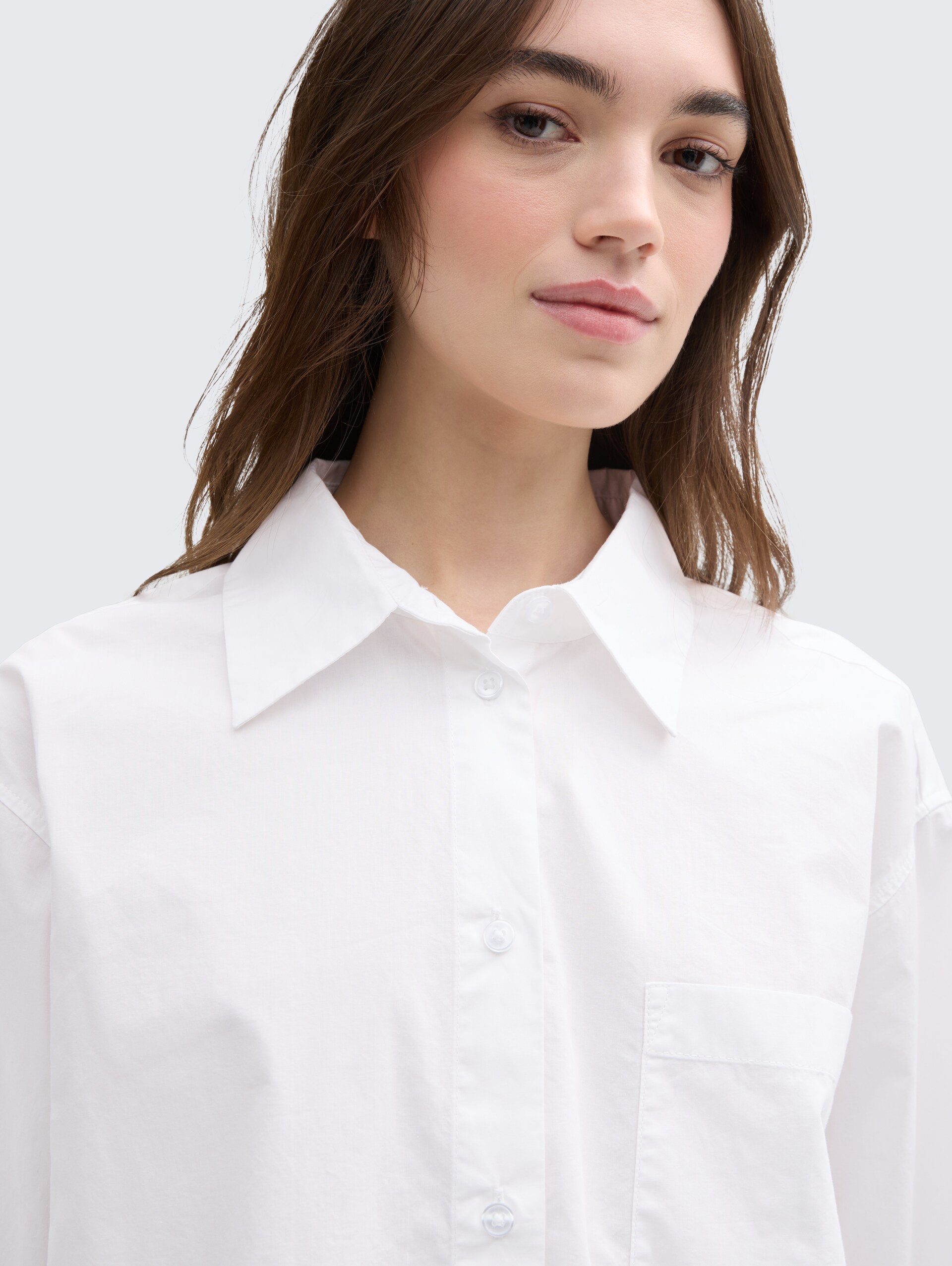 Oversize Hemdbluse mit Brusttasche - White - Detail-Model-Ansicht