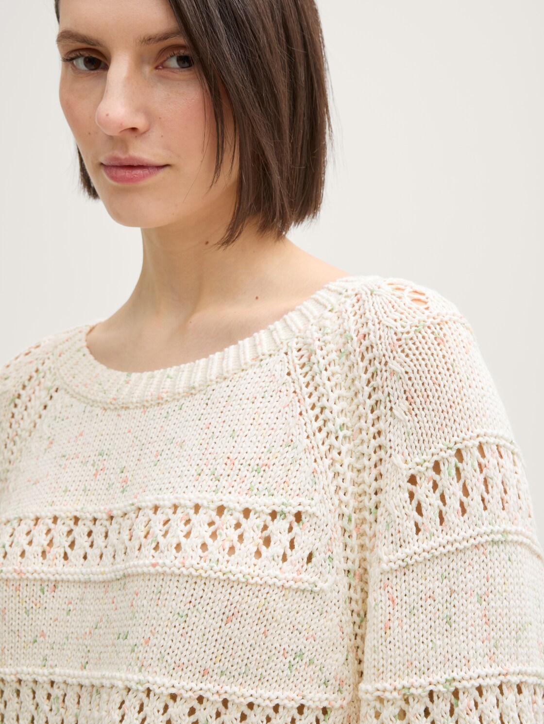 Loose Fit Strickpullover - colourful green coral design - Detail-Model-Ansicht