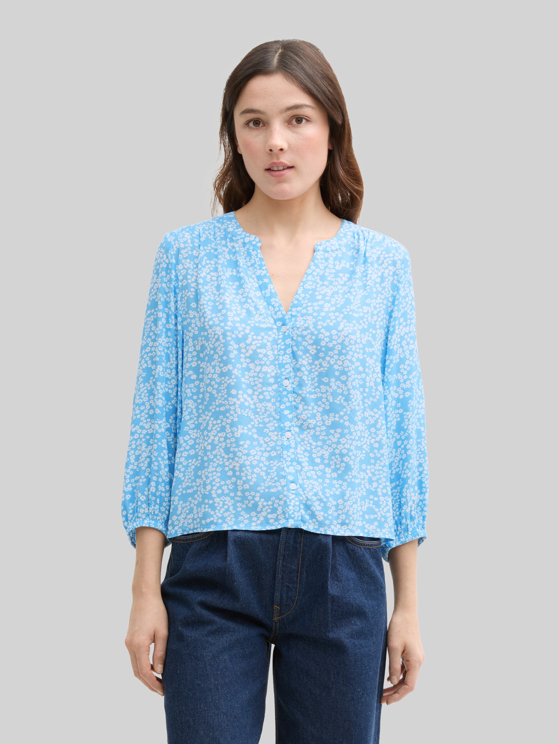 Loose-fit viscose blouse - small flower print - Neckline model front view