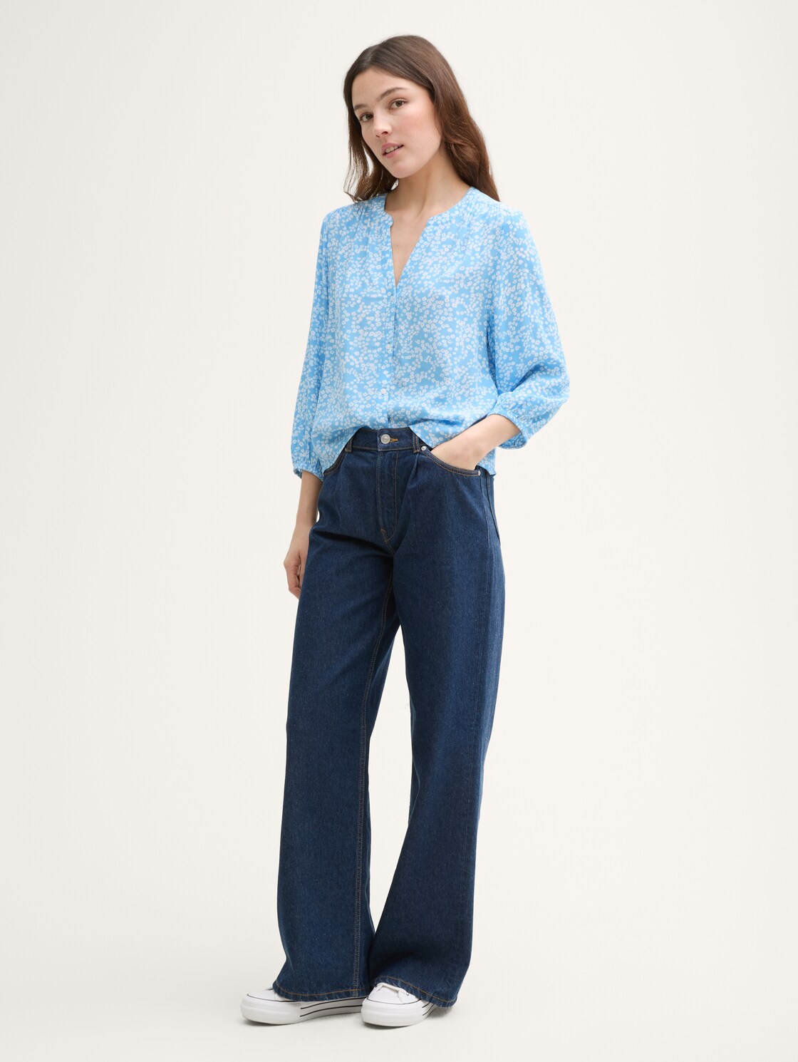 Loose Fit Bluse aus Viskose - small flower print - Model-Vorderansicht