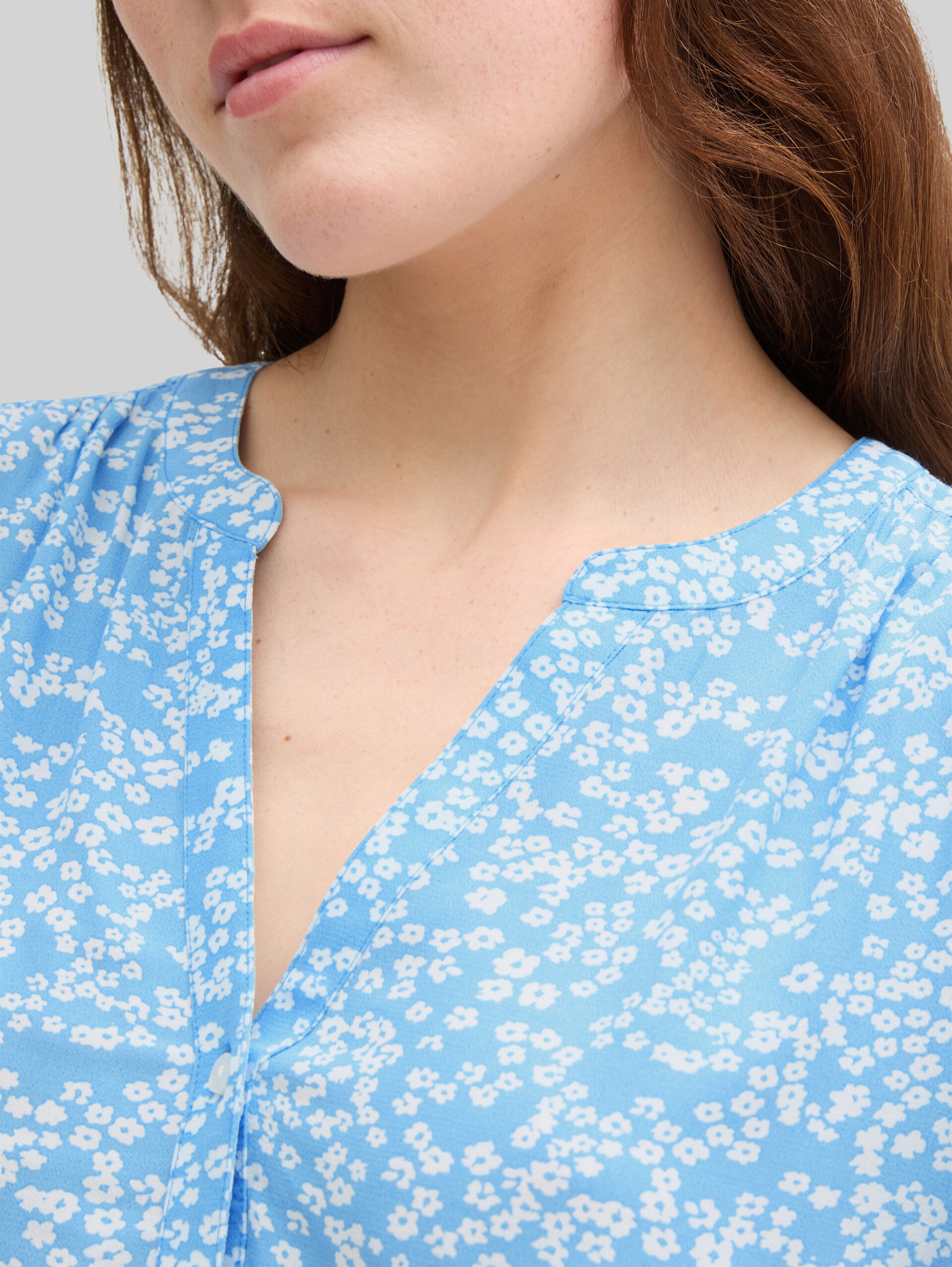 Loose-fit viscose blouse - small flower print - Detail model view