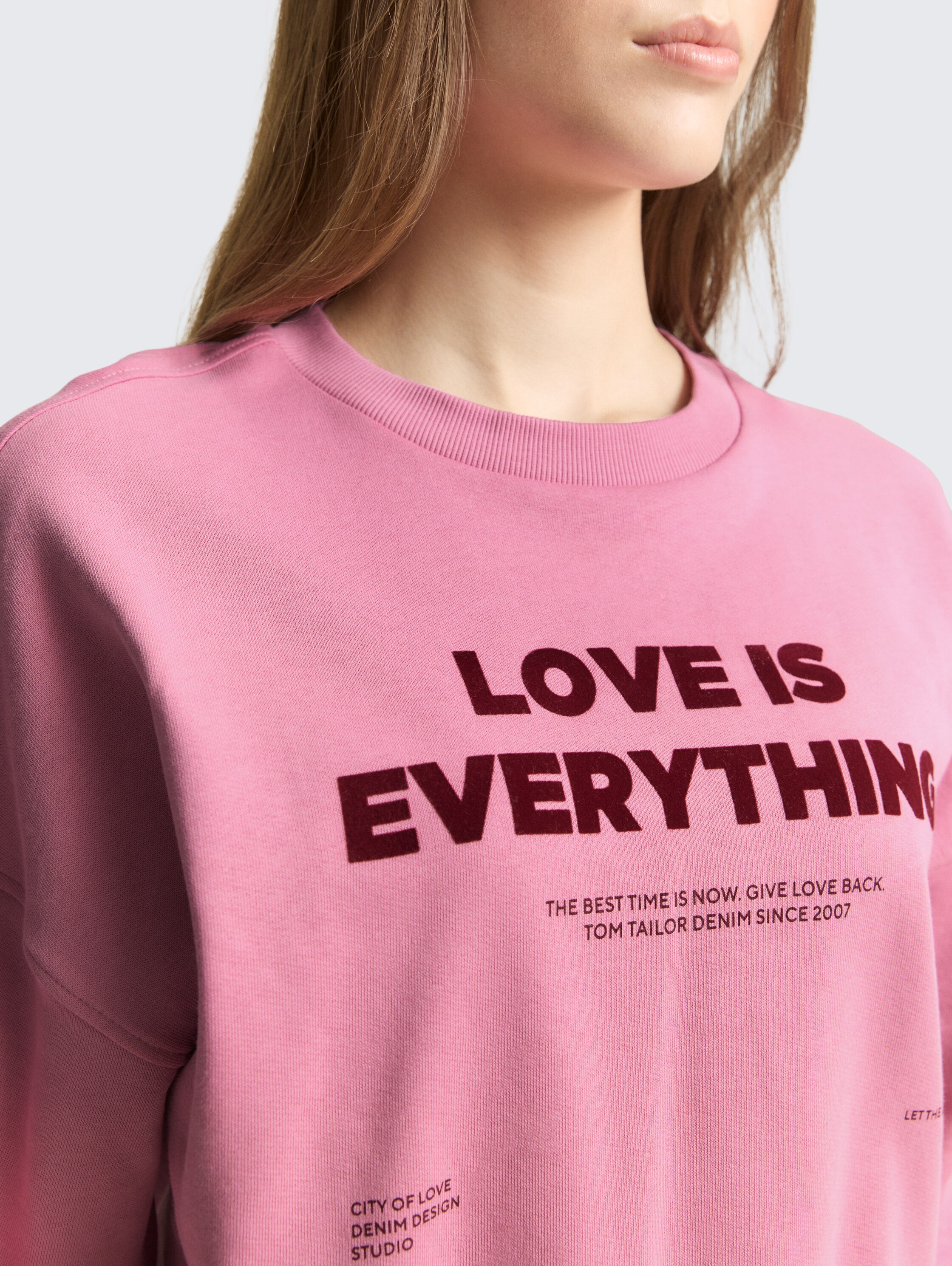 Loose Fit Sweatshirt - Soft Blush Rose - Detail-Model-Ansicht