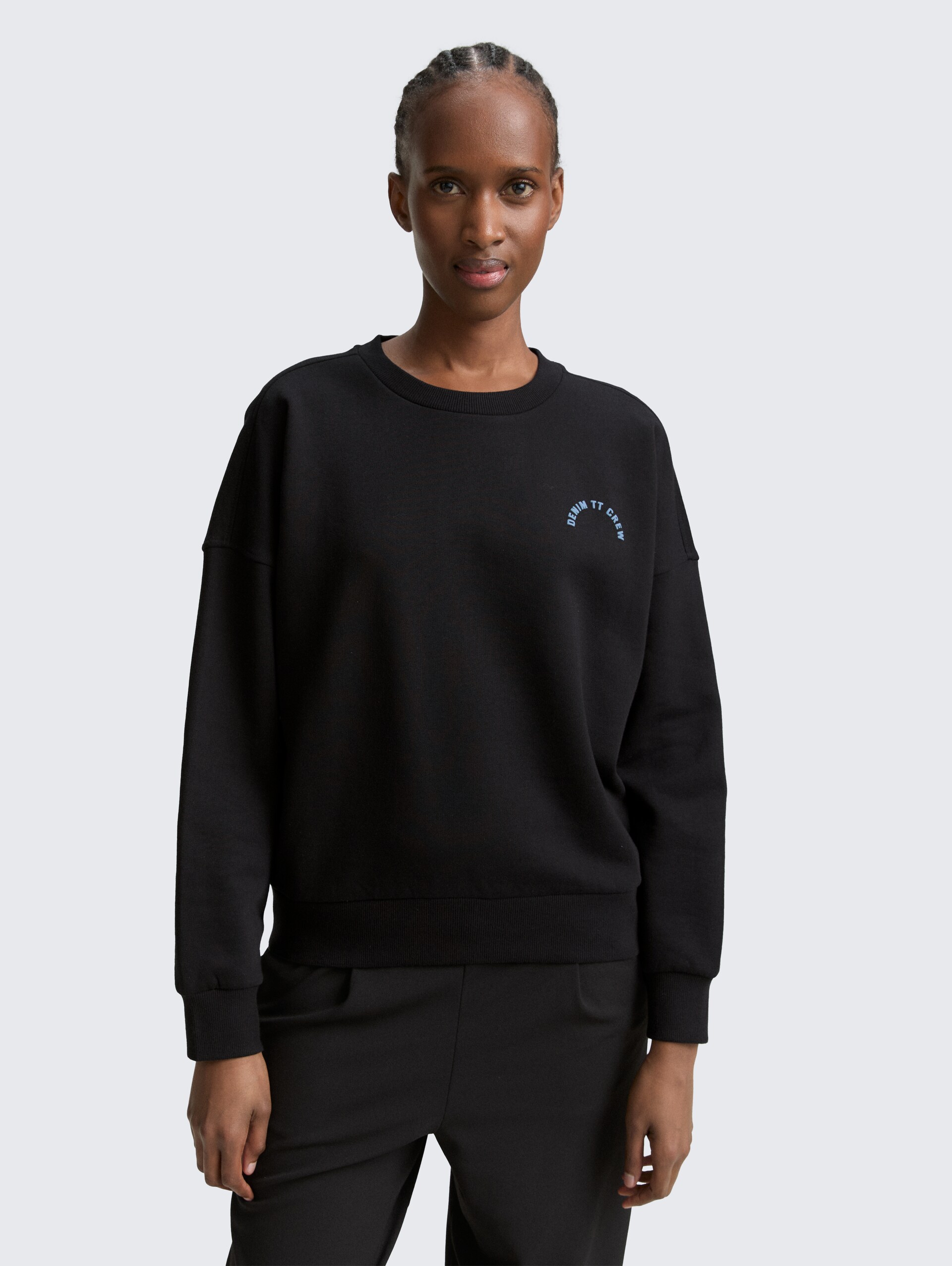 Loose Fit Sweatshirt - deep black - Ausschnitt Model-Vorderansicht
