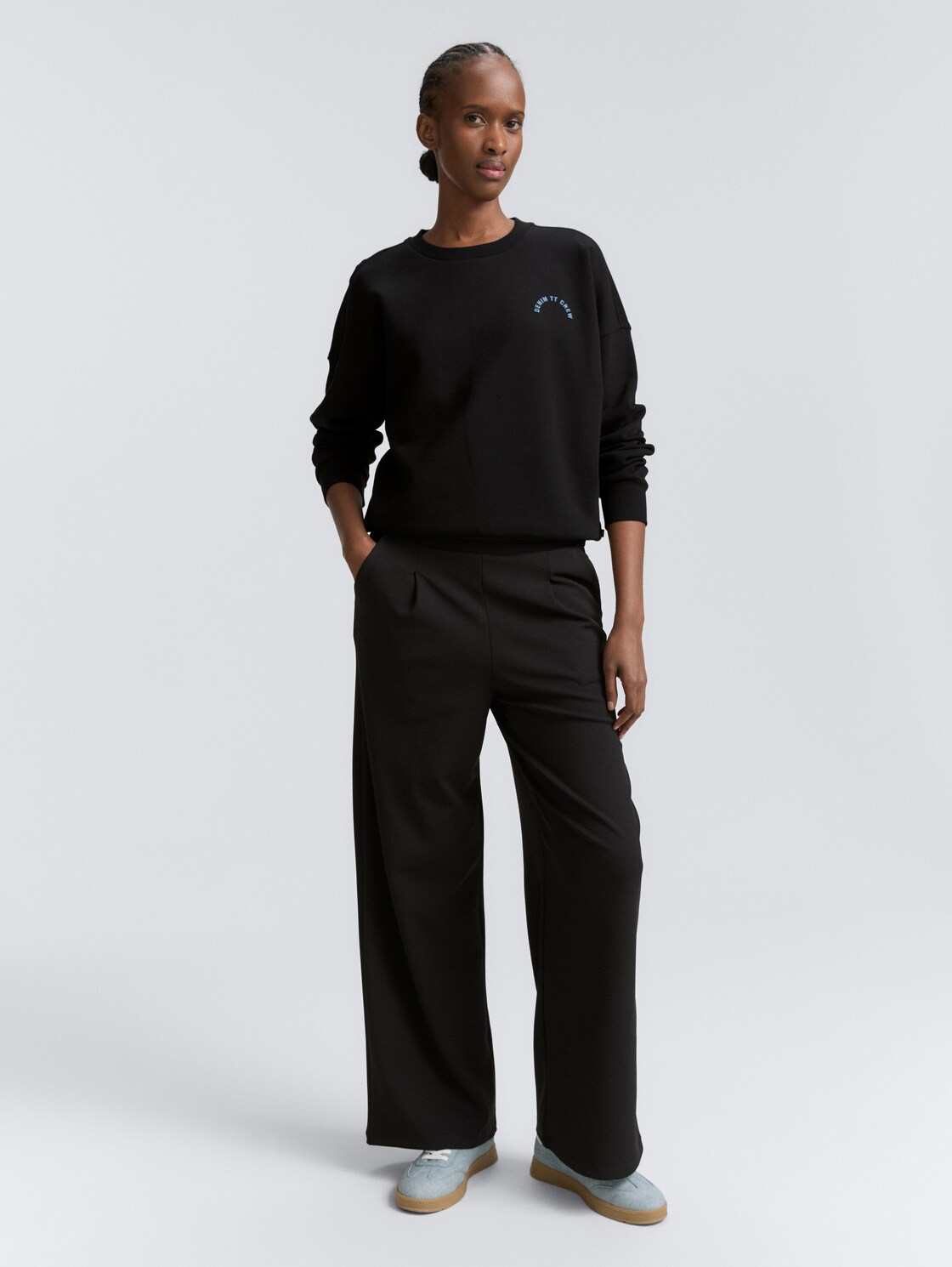 Loose Fit Sweatshirt - deep black - Model-Vorderansicht