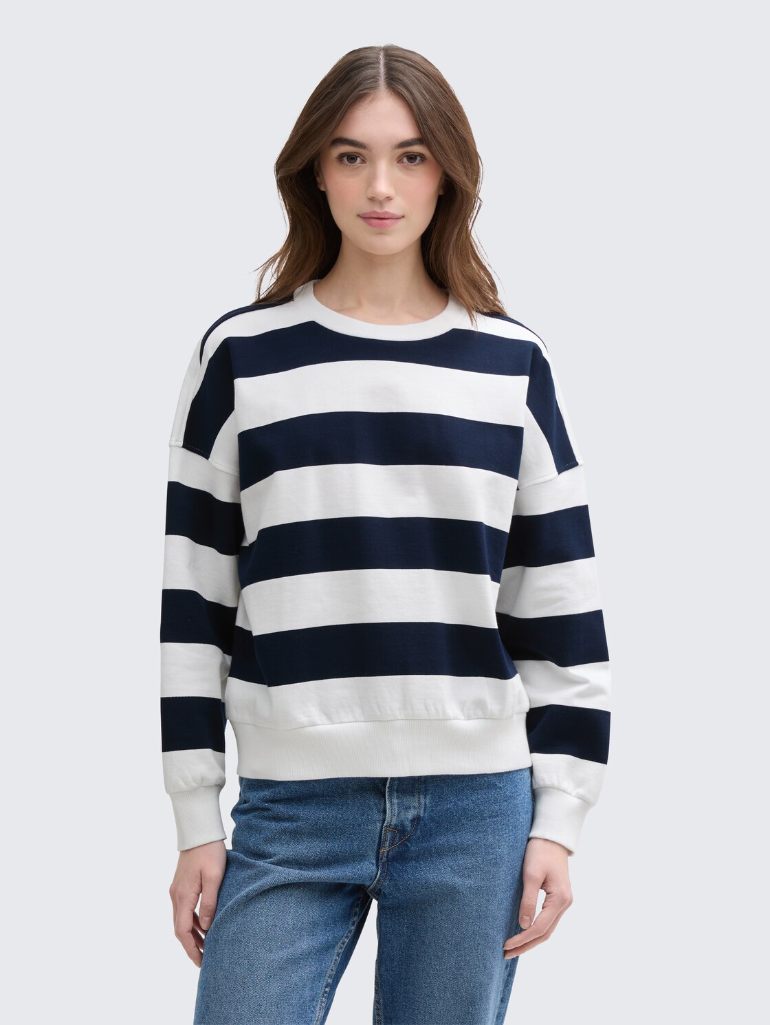 Loose Fit Sweatshirt - navy white block stripe - Ausschnitt Model-Vorderansicht