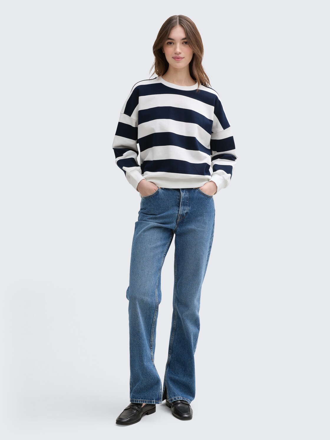 Loose Fit Sweatshirt - navy white block stripe - Model-Vorderansicht