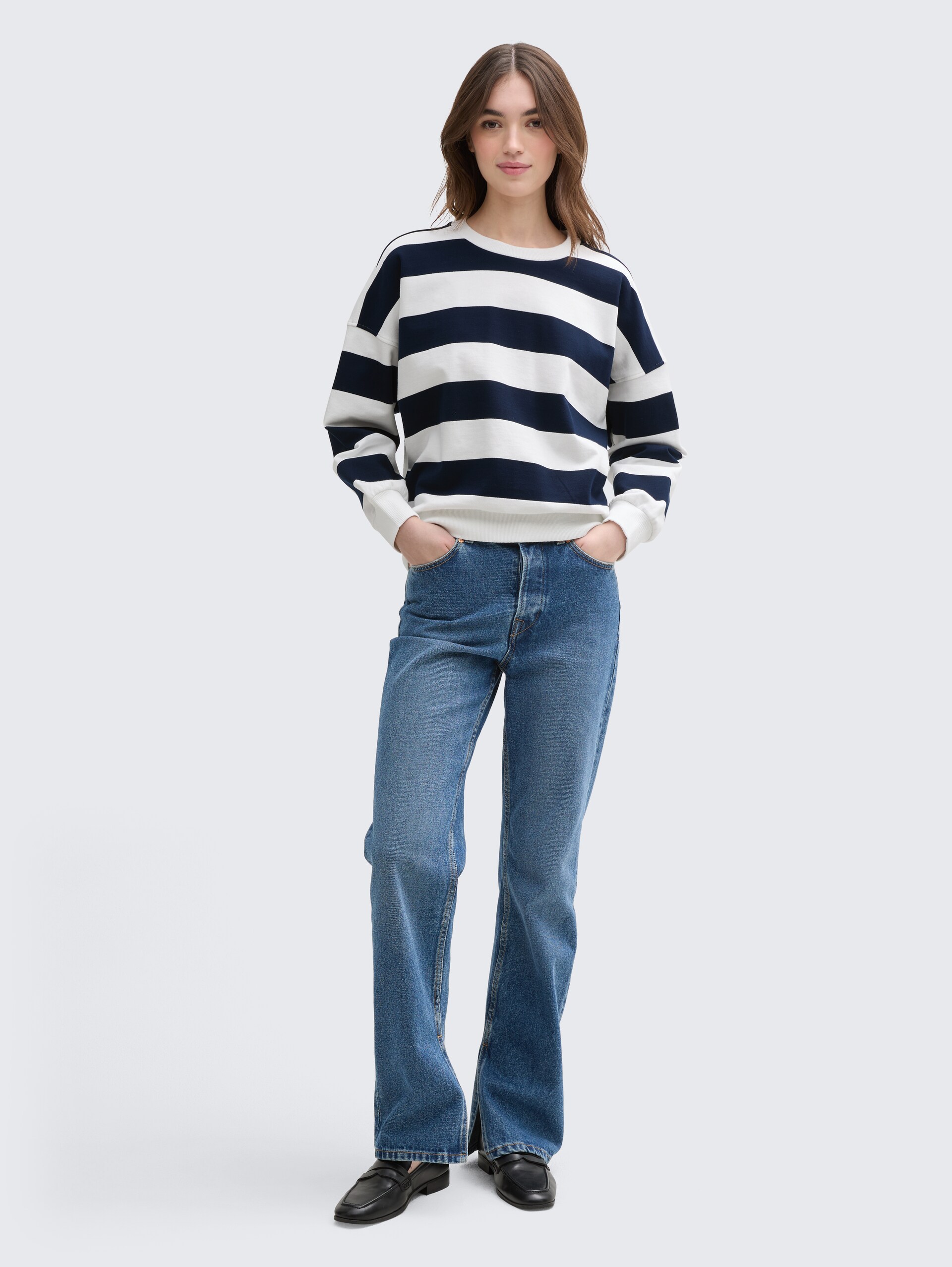 Sweatshirt met losse pasvorm - navy white block stripe - Model vooraanzicht