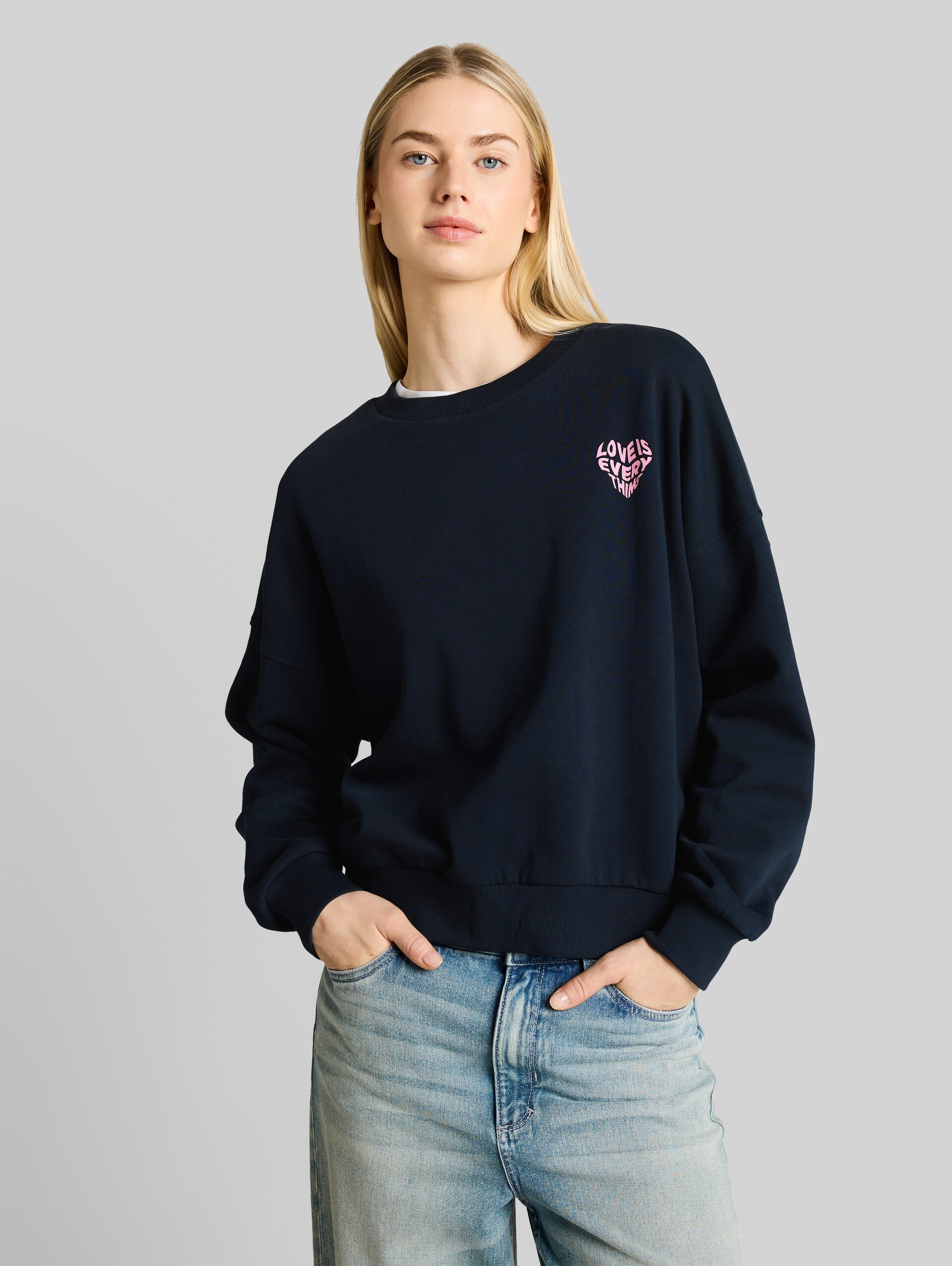 Loose-fit sweatshirt - midnight navy blue - Neckline model front view